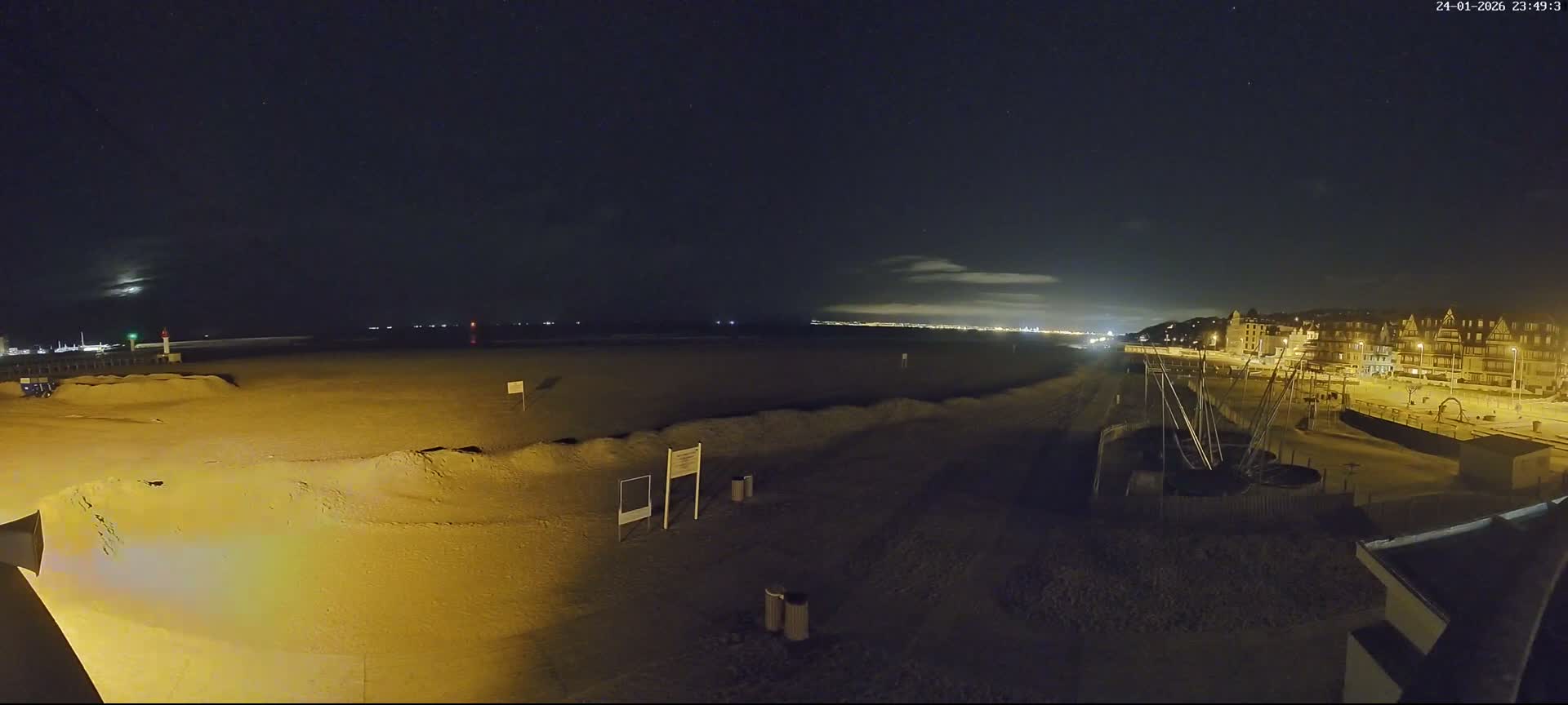 Trouville-sur-Mer, Grande Plage deTrouville Beach Live Cam - Lisieux, Calvados, Normandie, France