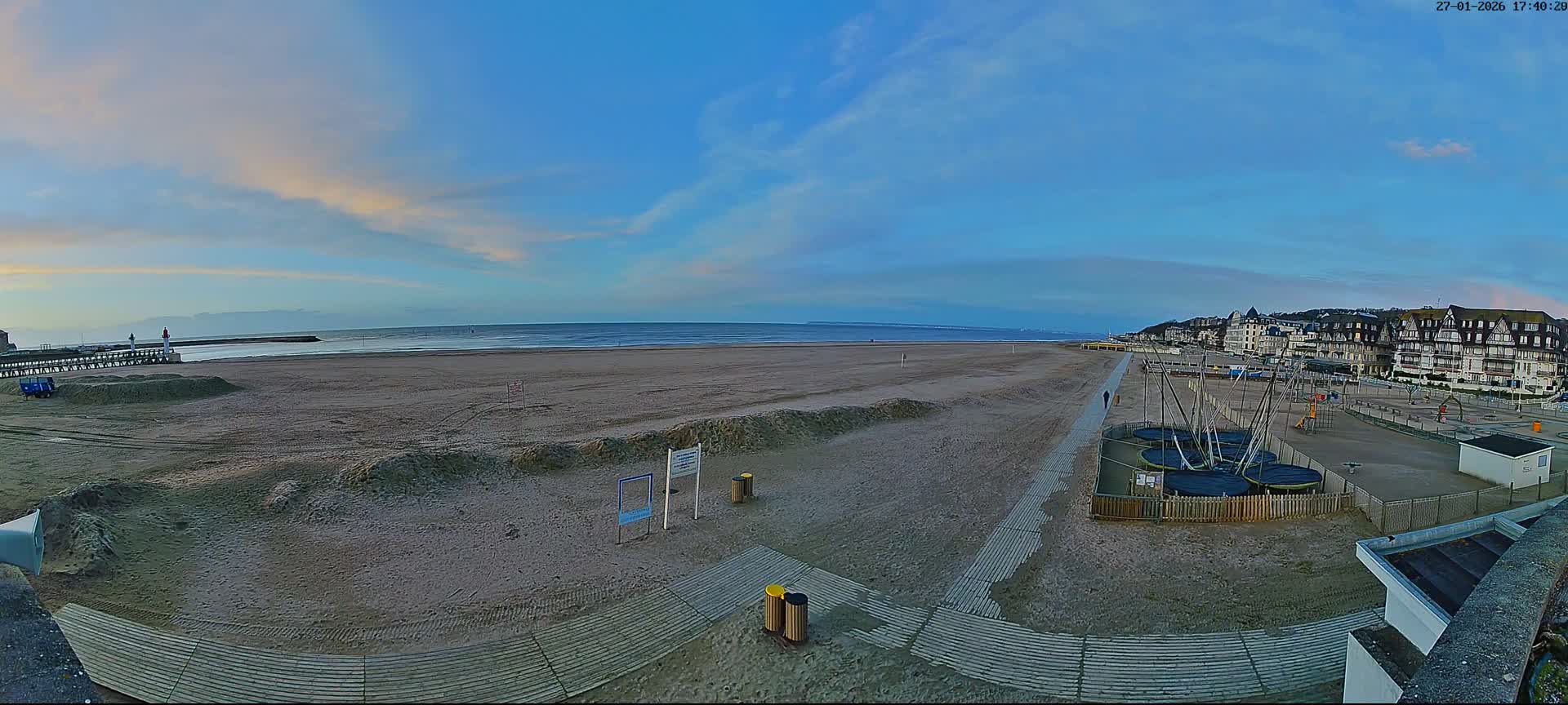 Trouville-sur-Mer, Grande Plage deTrouville Beach Live Cam - Lisieux, Calvados, Normandie, France