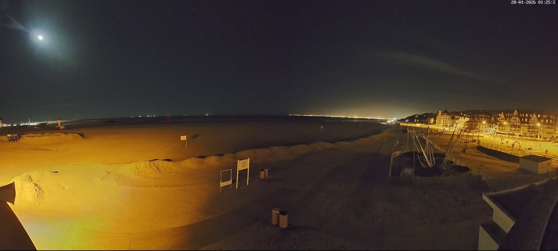Trouville-sur-Mer, Grande Plage deTrouville Beach Live Cam - Lisieux, Calvados, Normandie, France