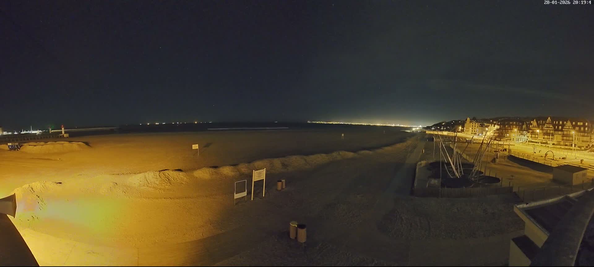 Trouville-sur-Mer, Grande Plage deTrouville Beach Live Cam - Lisieux, Calvados, Normandie, France