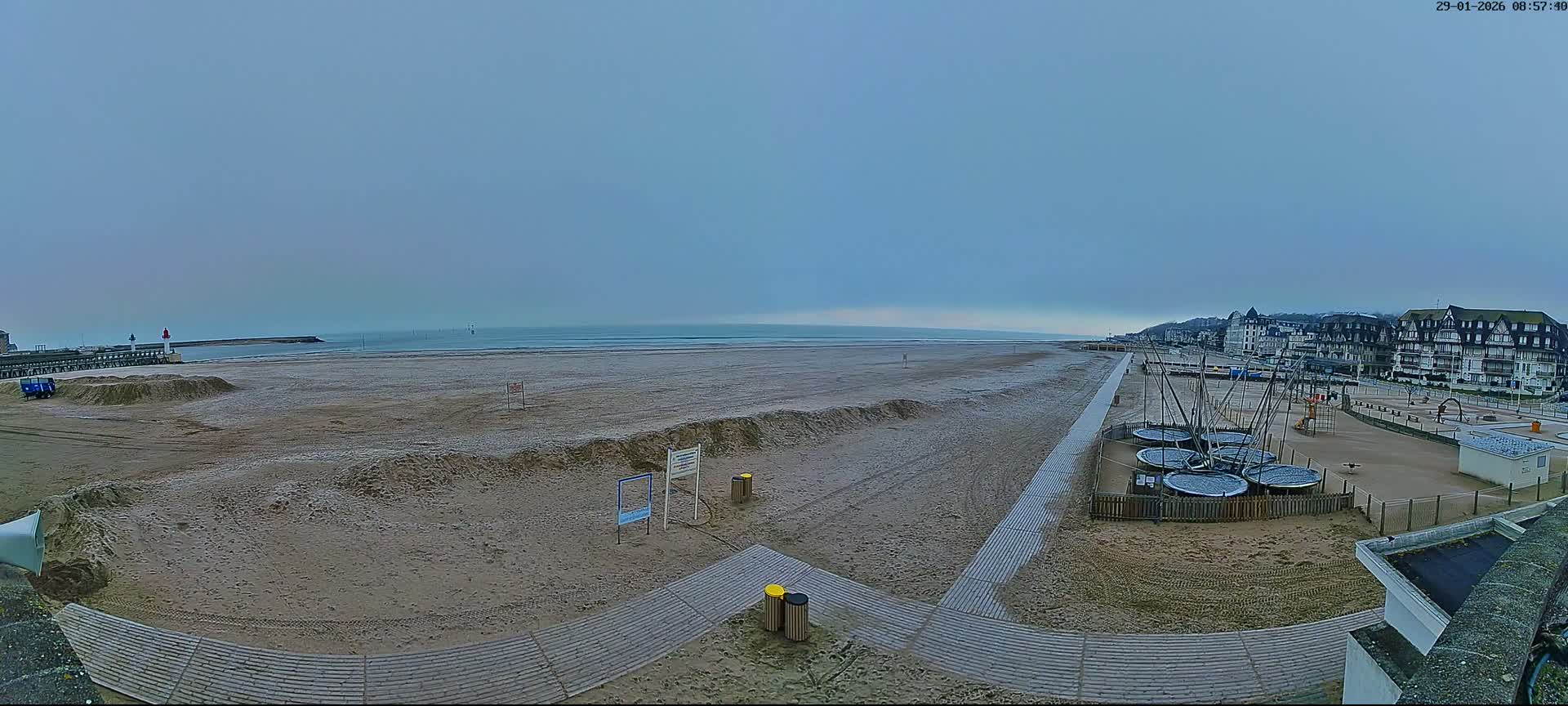 Trouville-sur-Mer, Grande Plage deTrouville Beach Live Cam - Lisieux, Calvados, Normandie, France
