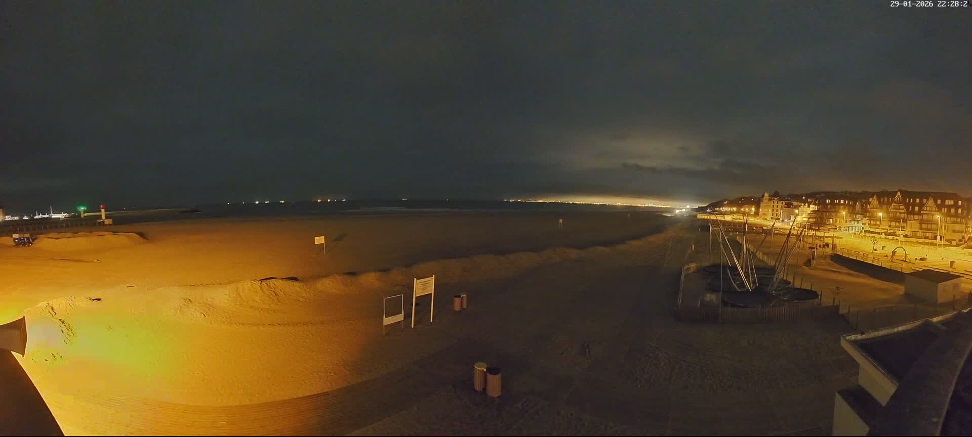 Trouville-sur-Mer, Grande Plage deTrouville Beach Live Cam - Lisieux, Calvados, Normandie, France