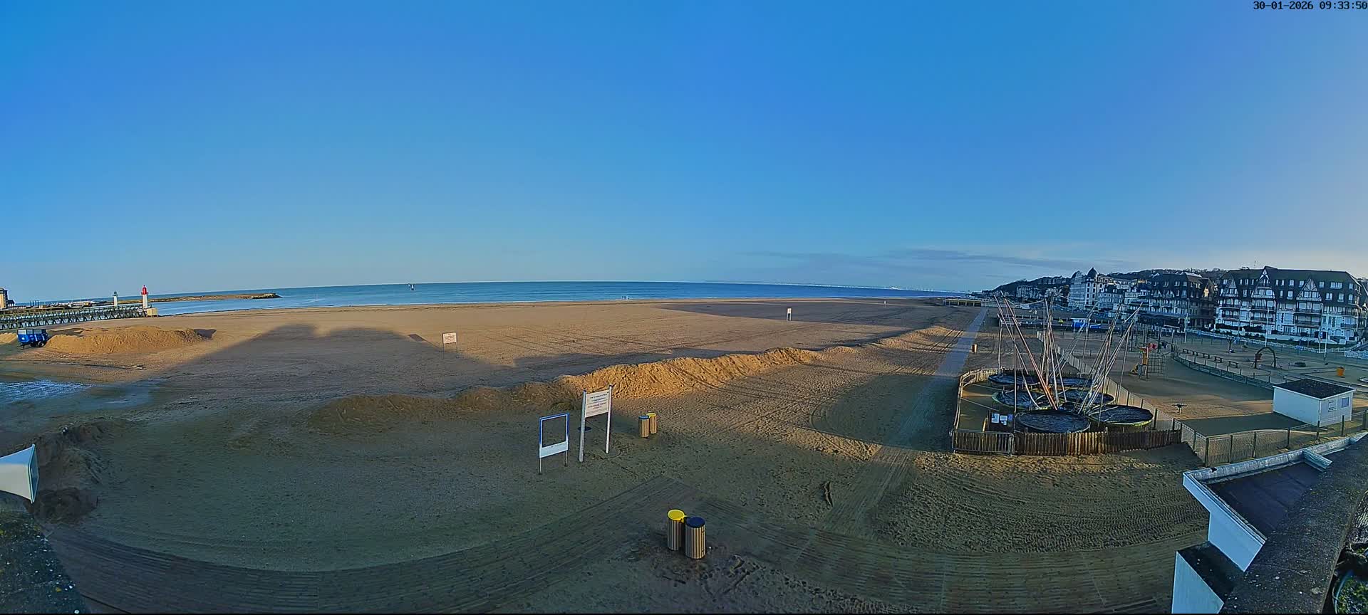 Trouville-sur-Mer, Grande Plage deTrouville Beach Live Cam - Lisieux, Calvados, Normandie, France