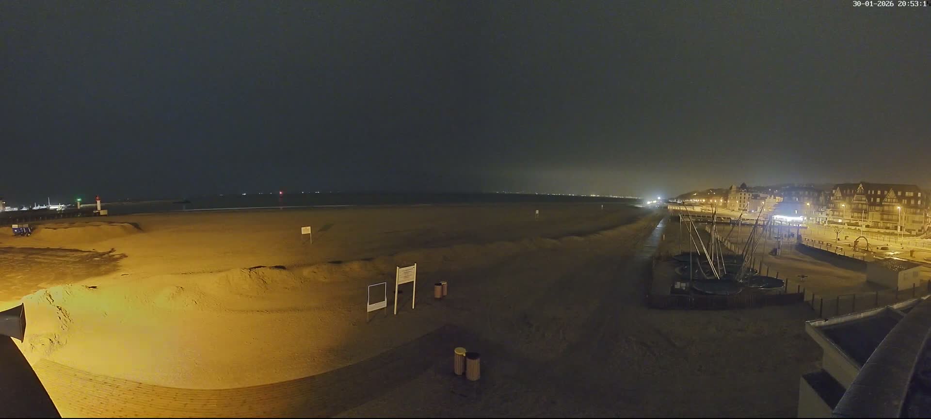 Trouville-sur-Mer, Grande Plage deTrouville Beach Live Cam - Lisieux, Calvados, Normandie, France