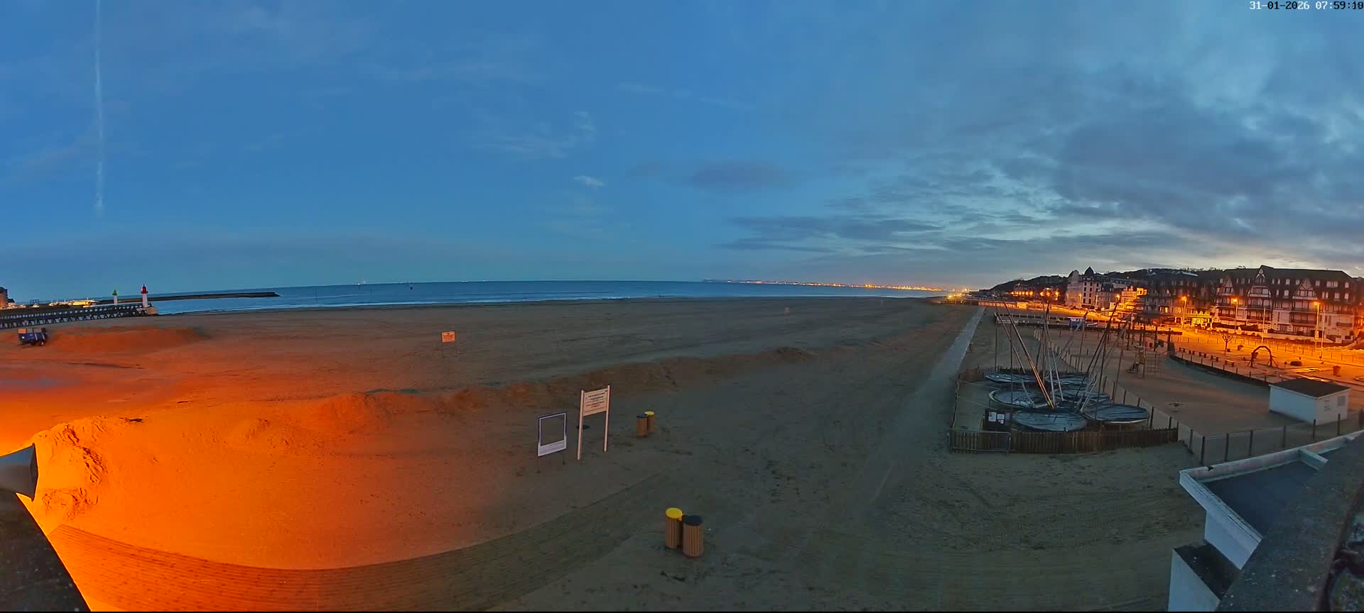 Trouville-sur-Mer, Grande Plage deTrouville Beach Live Cam - Lisieux, Calvados, Normandie, France