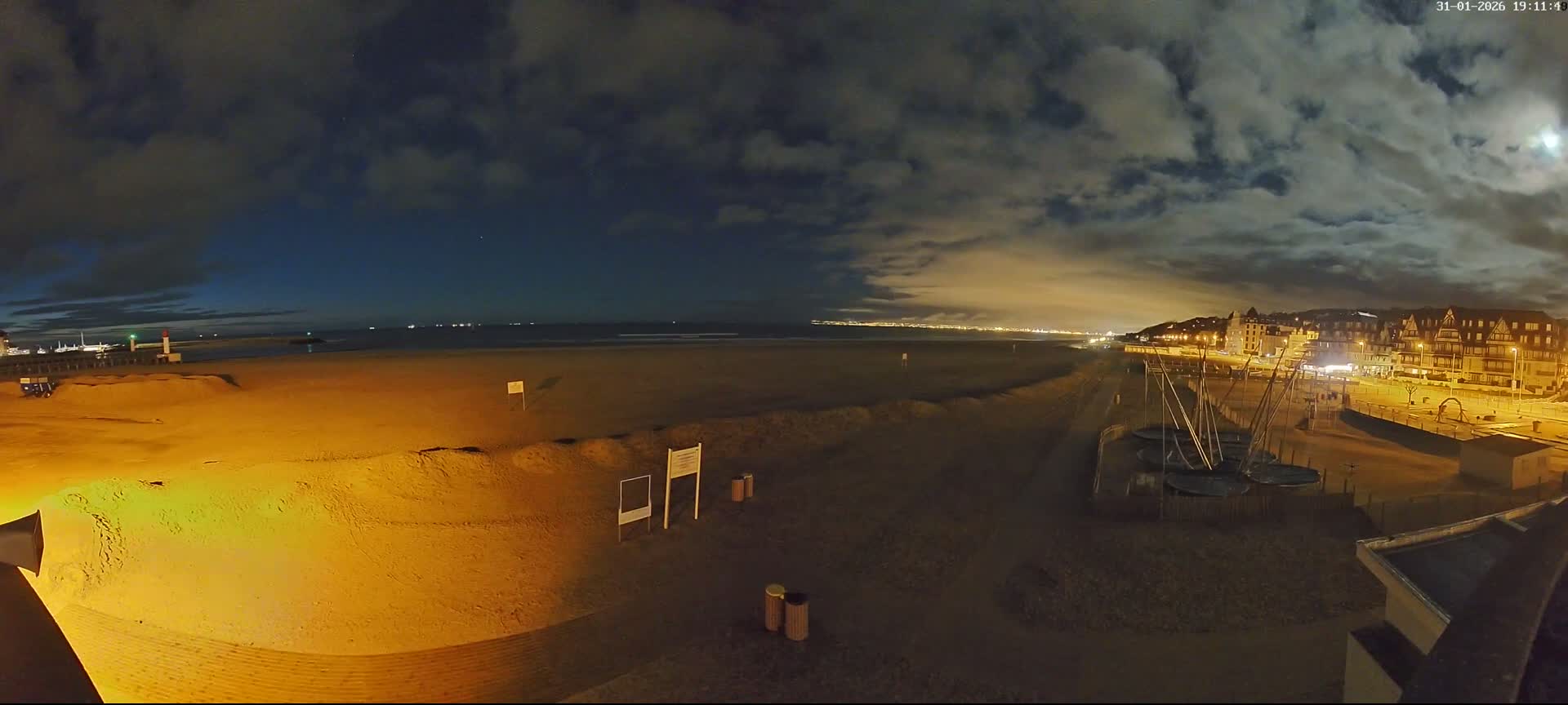 Trouville-sur-Mer, Grande Plage deTrouville Beach Live Cam - Lisieux, Calvados, Normandie, France