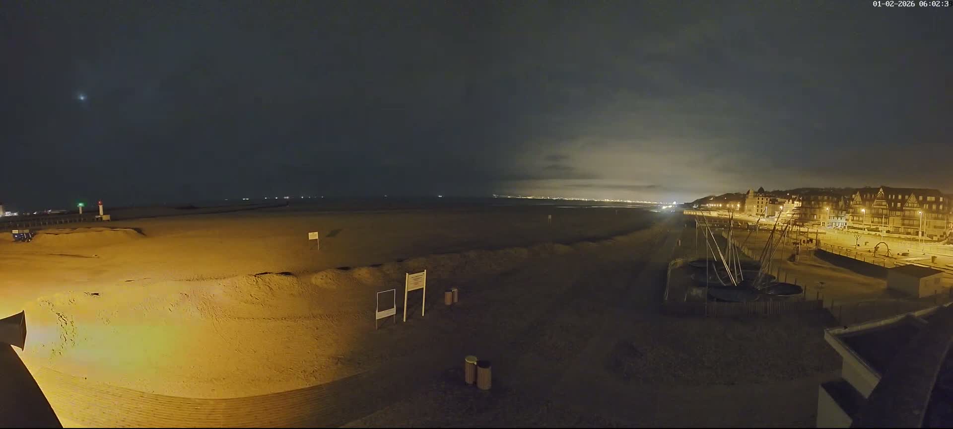 Trouville-sur-Mer, Grande Plage deTrouville Beach Live Cam - Lisieux, Calvados, Normandie, France