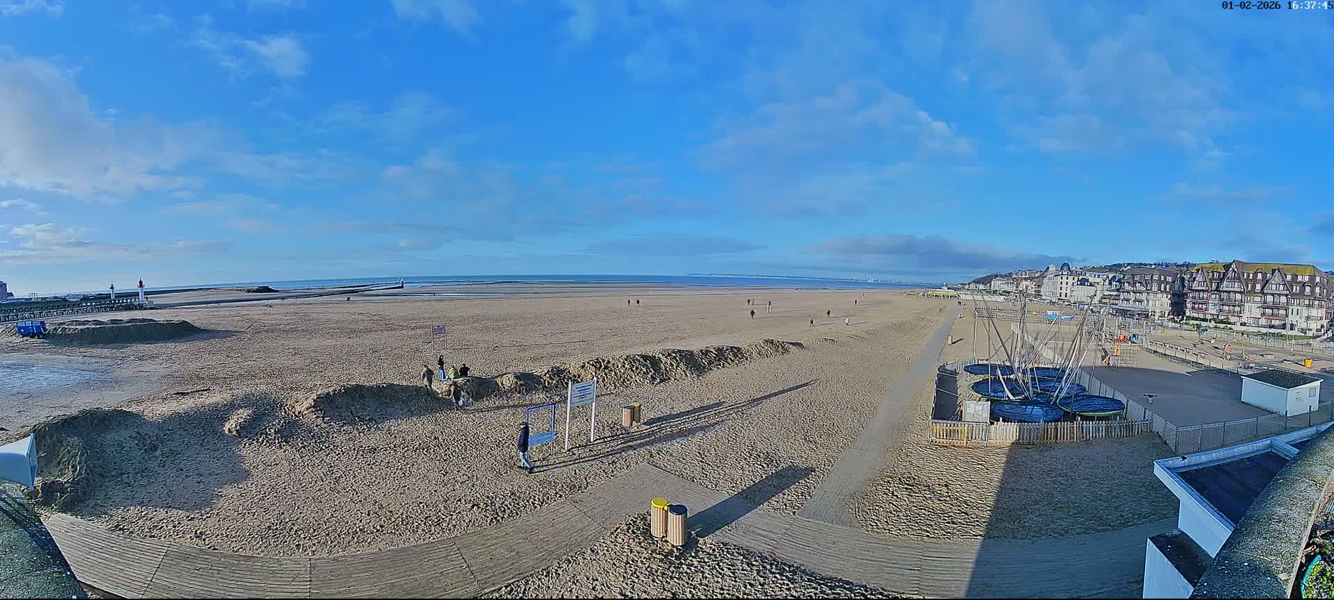 Trouville-sur-Mer, Grande Plage deTrouville Beach Live Cam - Lisieux, Calvados, Normandie, France