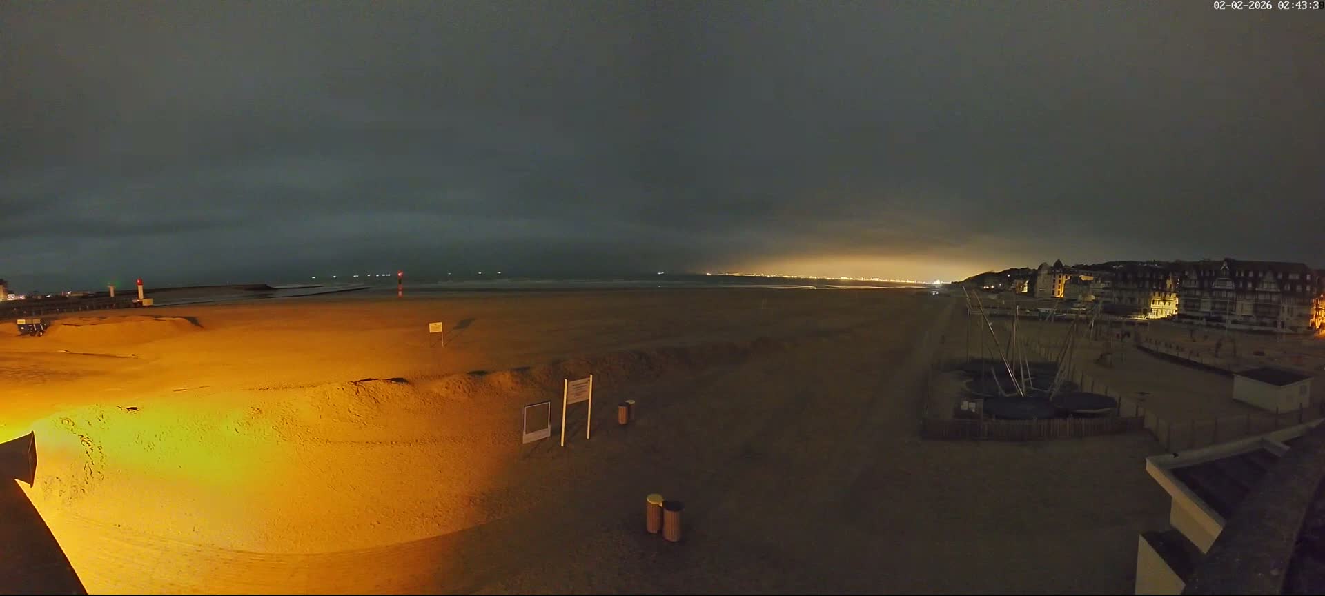 Trouville-sur-Mer, Grande Plage deTrouville Beach Live Cam - Lisieux, Calvados, Normandie, France