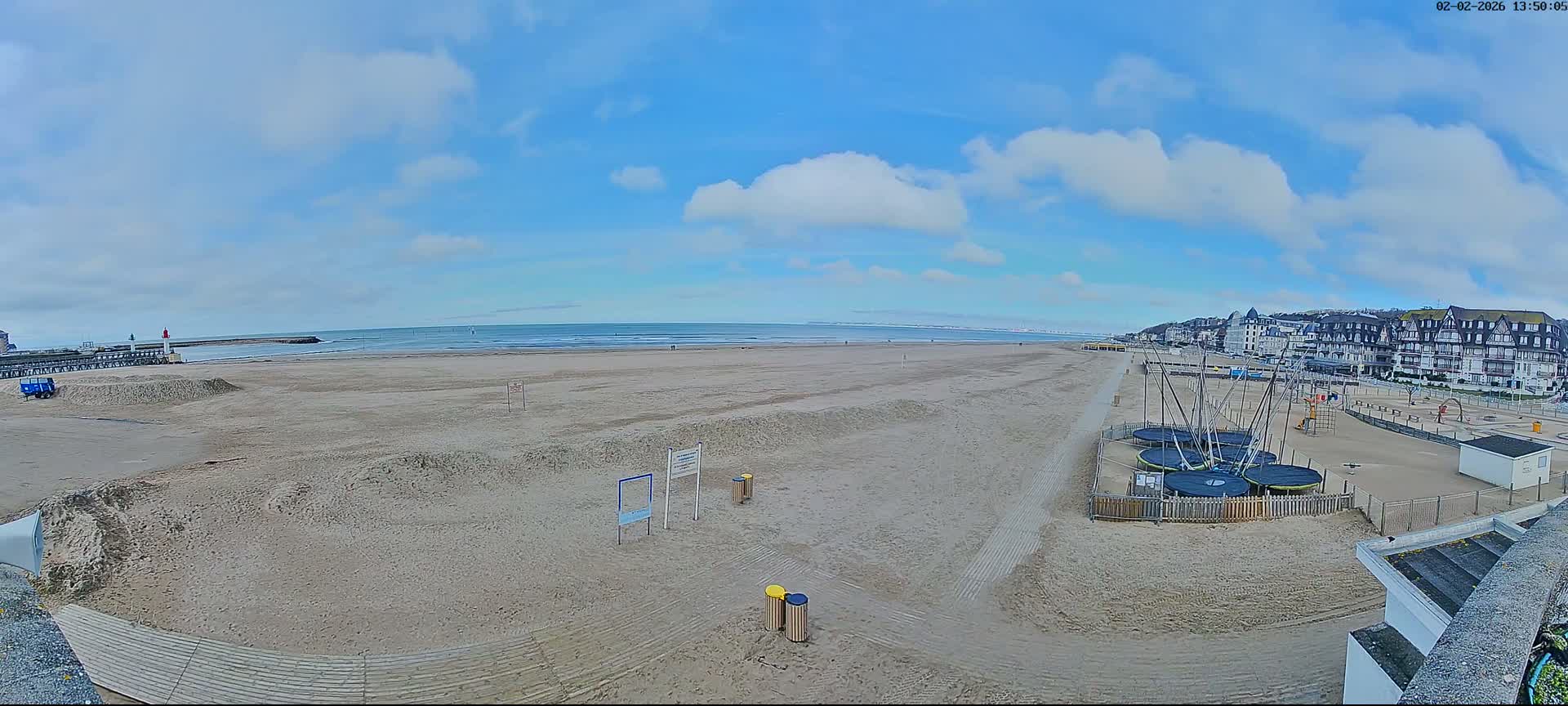 Trouville-sur-Mer, Grande Plage deTrouville Beach Live Cam - Lisieux, Calvados, Normandie, France
