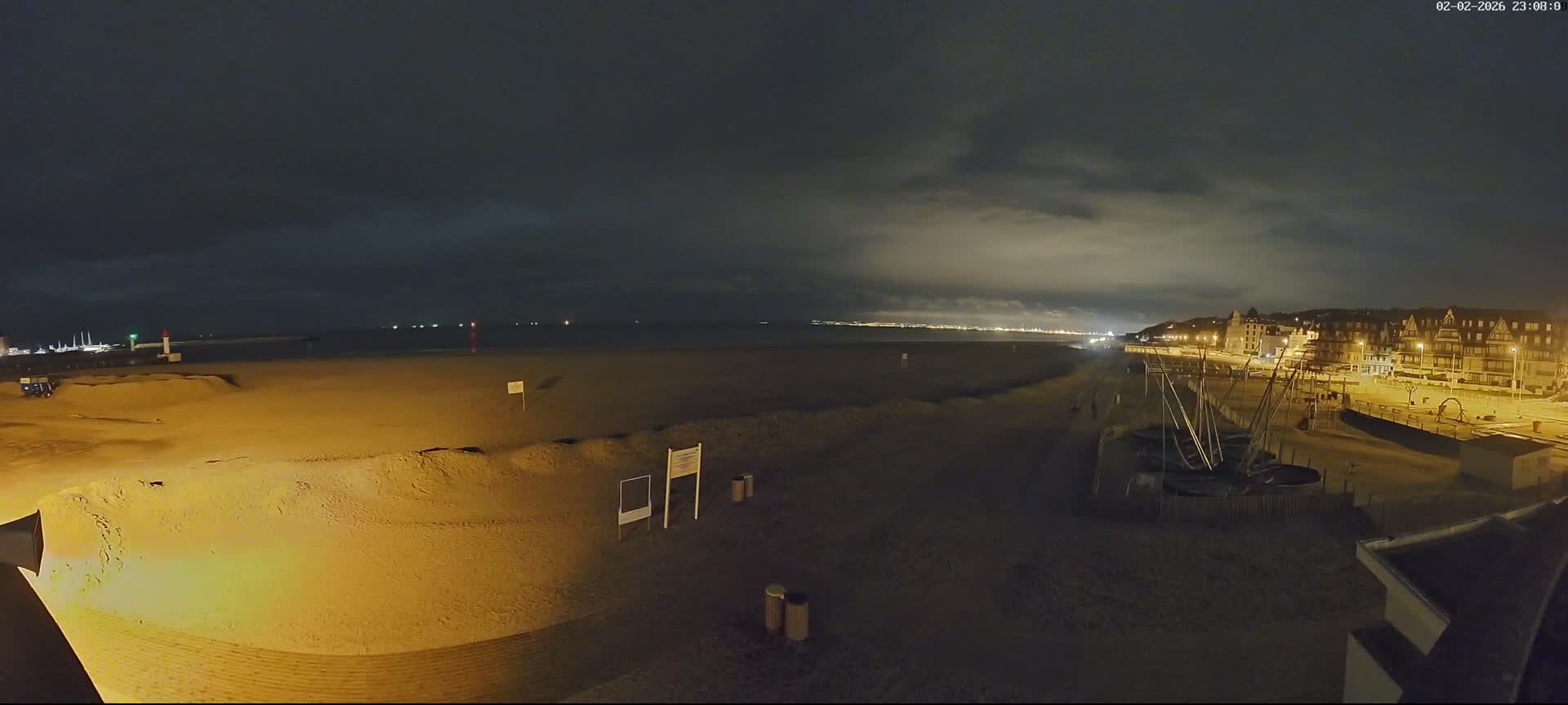 Trouville-sur-Mer, Grande Plage deTrouville Beach Live Cam - Lisieux, Calvados, Normandie, France