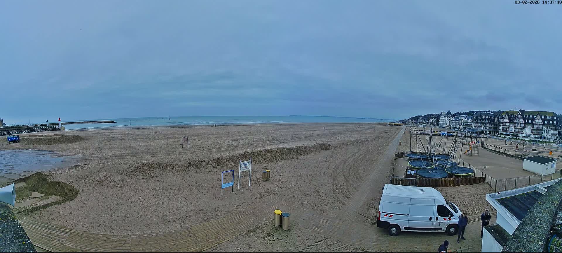 Trouville-sur-Mer, Grande Plage deTrouville Beach Live Cam - Lisieux, Calvados, Normandie, France
