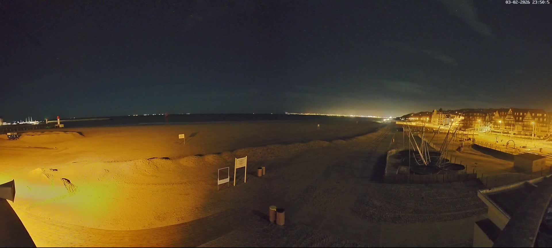 Trouville-sur-Mer, Grande Plage deTrouville Beach Live Cam - Lisieux, Calvados, Normandie, France