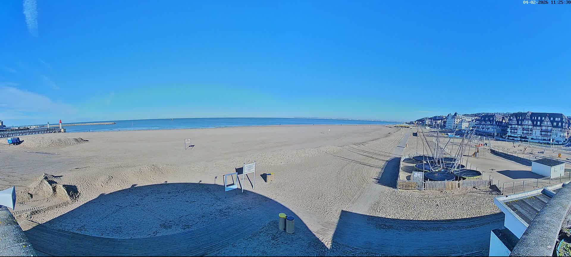 Trouville-sur-Mer, Grande Plage deTrouville Beach Live Cam - Lisieux, Calvados, Normandie, France