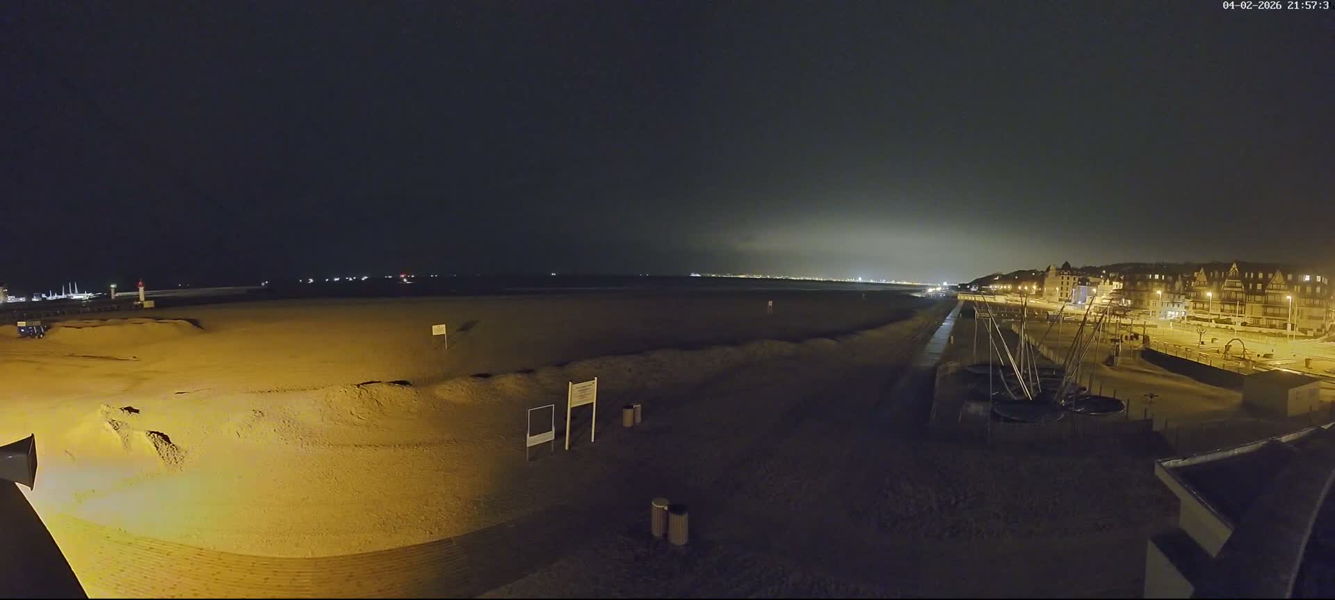 Trouville-sur-Mer, Grande Plage deTrouville Beach Live Cam - Lisieux, Calvados, Normandie, France