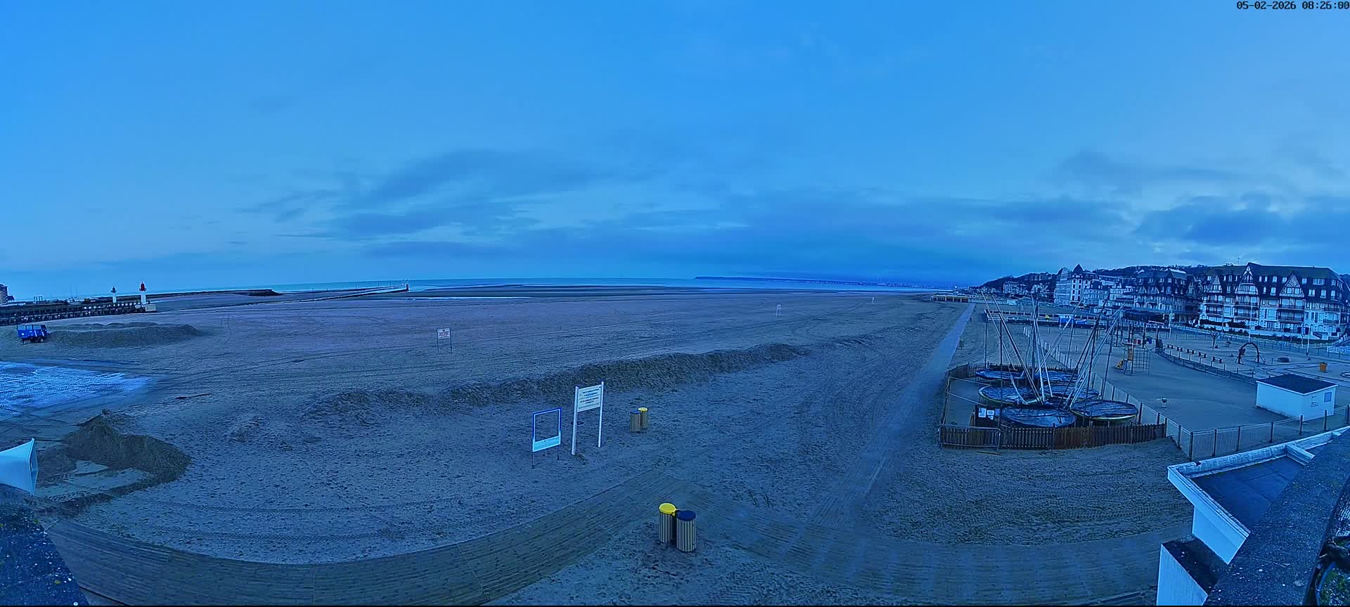 Trouville-sur-Mer, Grande Plage deTrouville Beach Live Cam - Lisieux, Calvados, Normandie, France