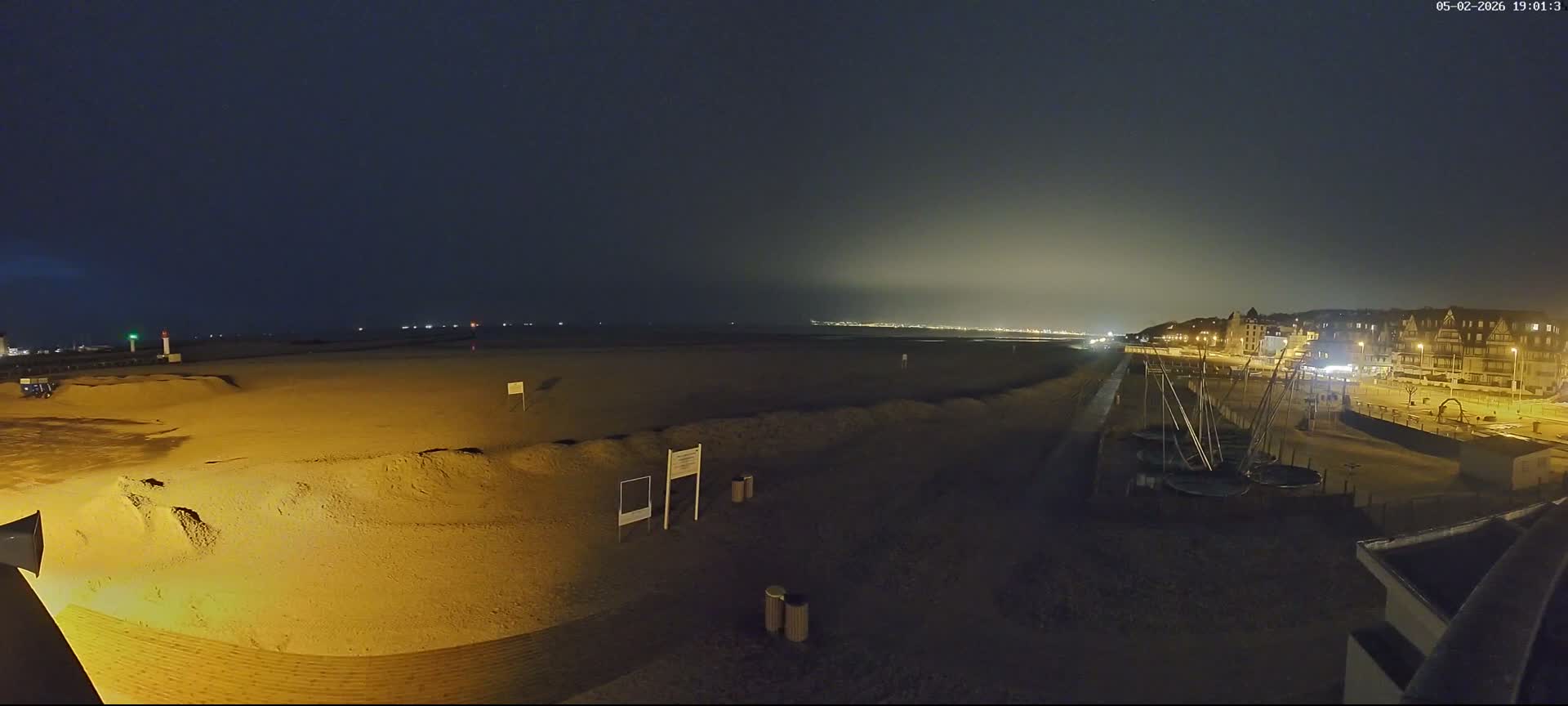 Trouville-sur-Mer, Grande Plage deTrouville Beach Live Cam - Lisieux, Calvados, Normandie, France