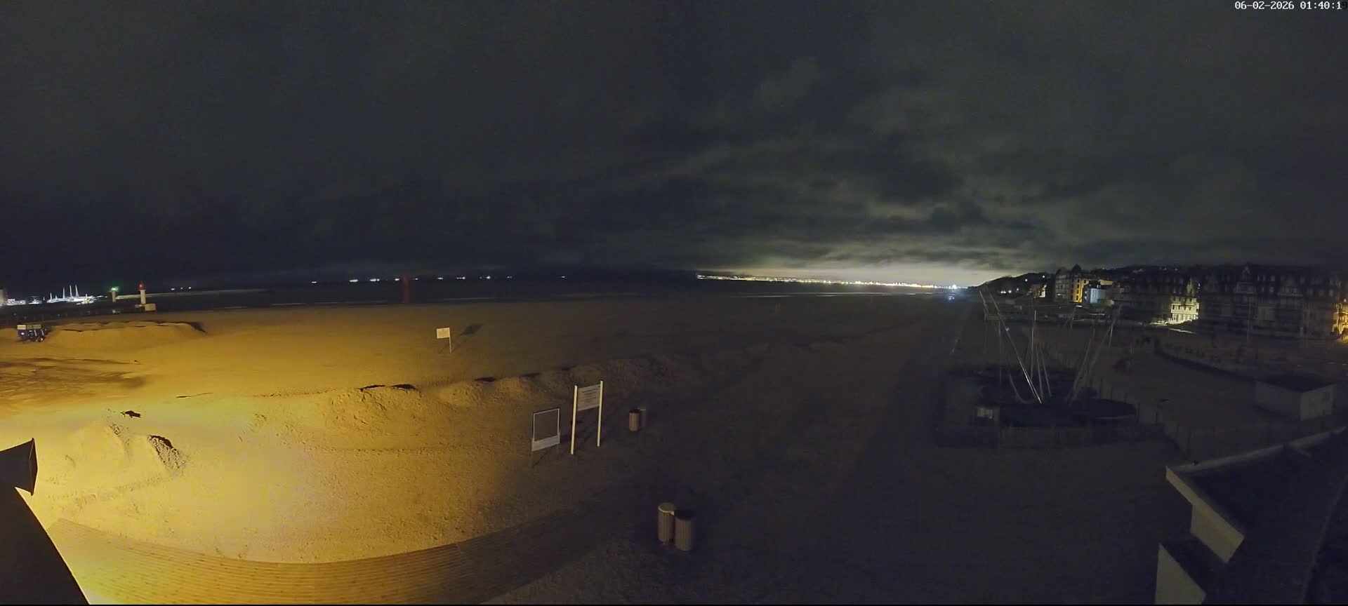 Trouville-sur-Mer, Grande Plage deTrouville Beach Live Cam - Lisieux, Calvados, Normandie, France