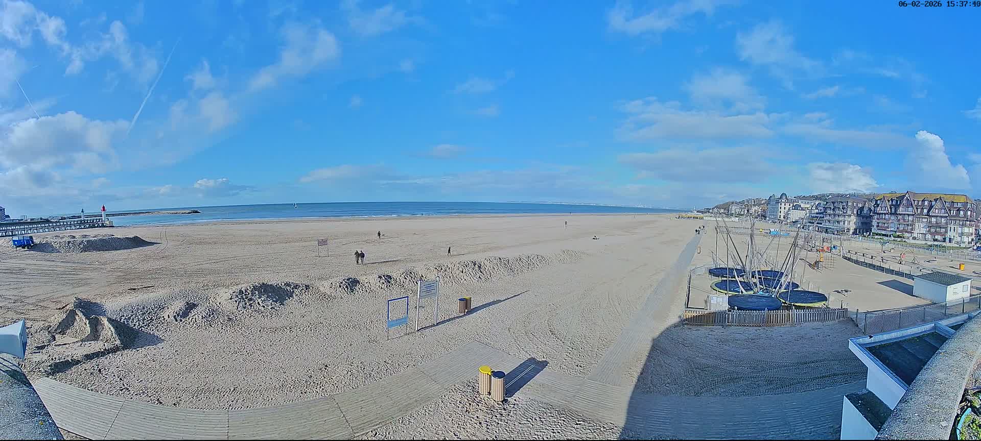 Trouville-sur-Mer, Grande Plage deTrouville Beach Live Cam - Lisieux, Calvados, Normandie, France
