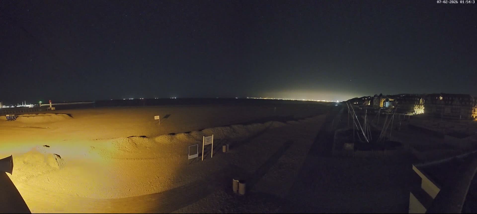 Trouville-sur-Mer, Grande Plage deTrouville Beach Live Cam - Lisieux, Calvados, Normandie, France