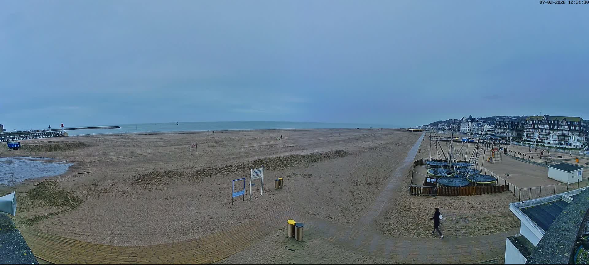 Trouville-sur-Mer, Grande Plage deTrouville Beach Live Cam - Lisieux, Calvados, Normandie, France