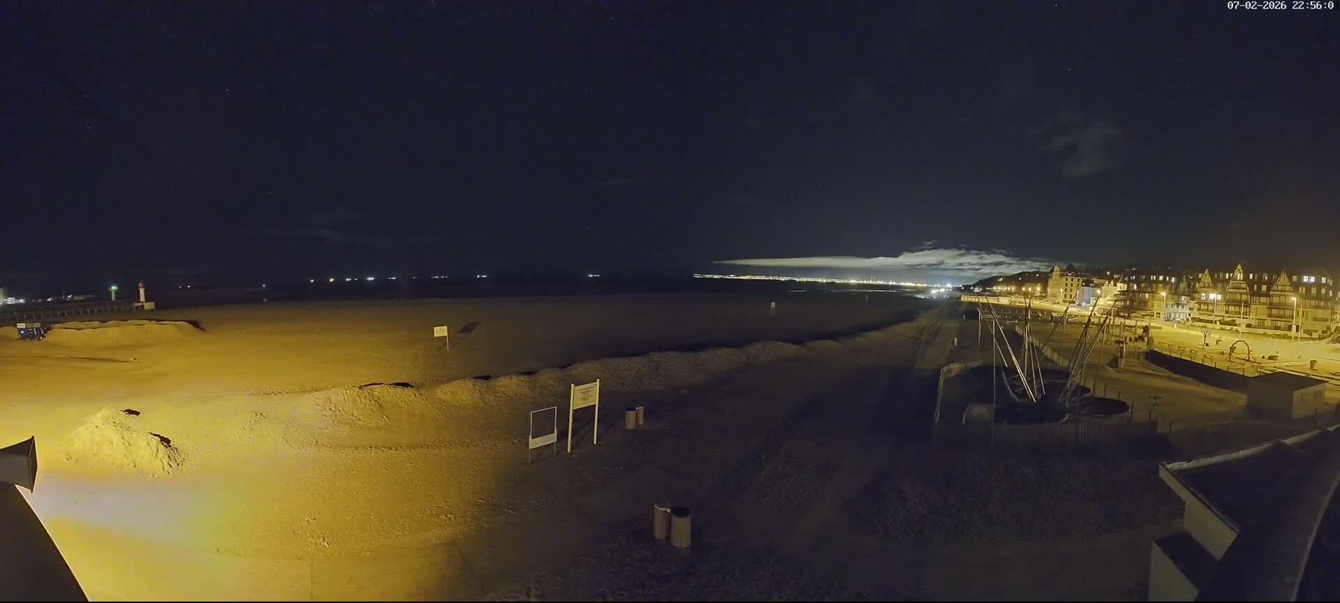 Trouville-sur-Mer, Grande Plage deTrouville Beach Live Cam - Lisieux, Calvados, Normandie, France