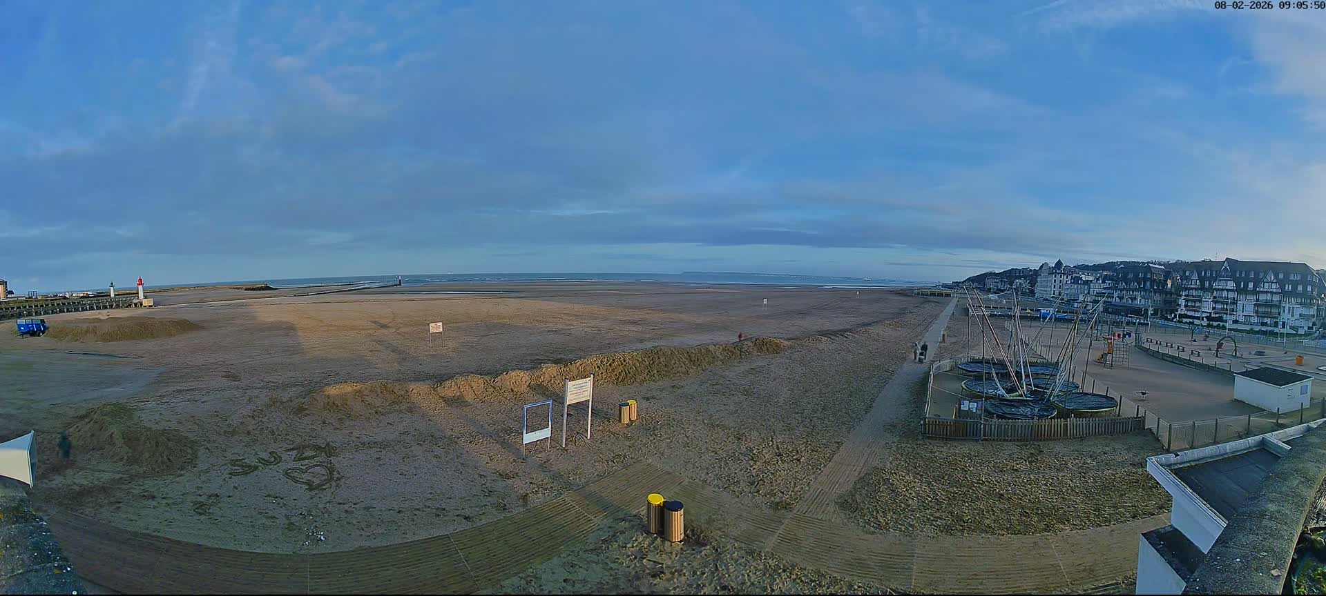 Trouville-sur-Mer, Grande Plage deTrouville Beach Live Cam - Lisieux, Calvados, Normandie, France