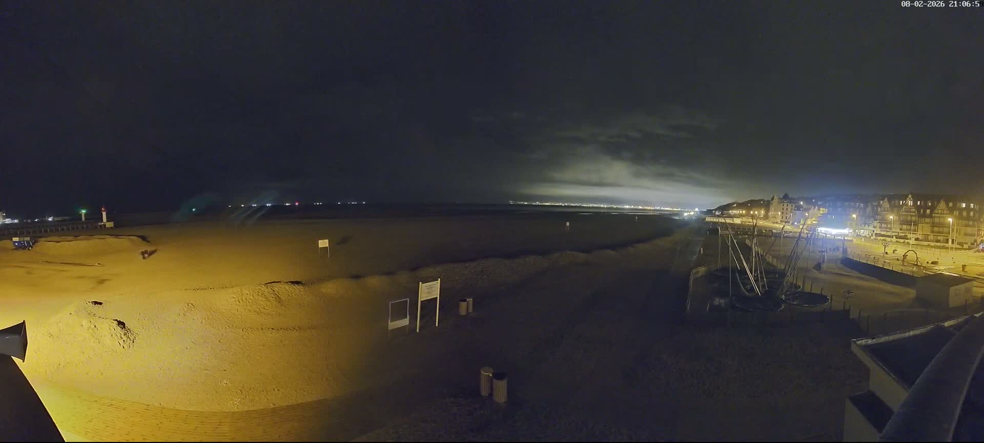 Trouville-sur-Mer, Grande Plage deTrouville Beach Live Cam - Lisieux, Calvados, Normandie, France