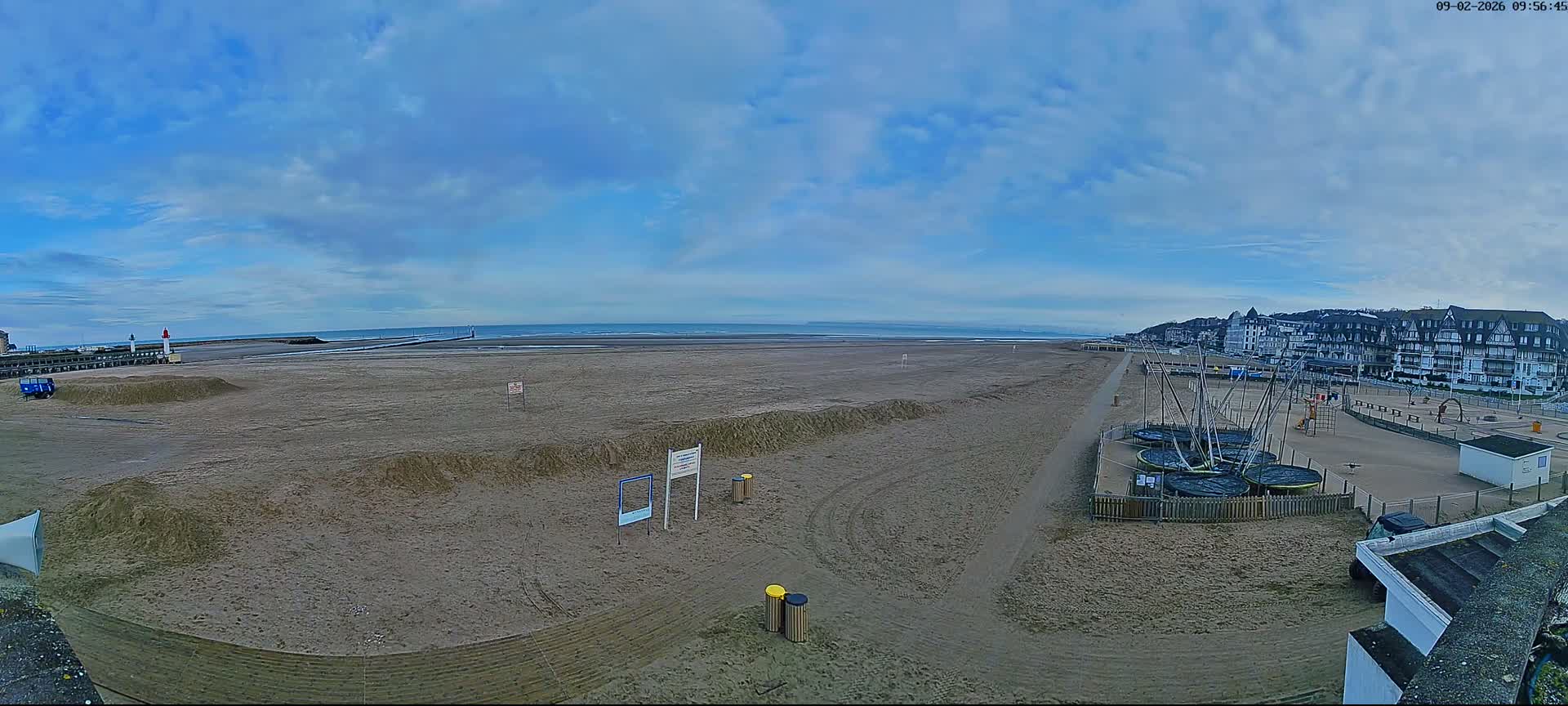 Trouville-sur-Mer, Grande Plage deTrouville Beach Live Cam - Lisieux, Calvados, Normandie, France