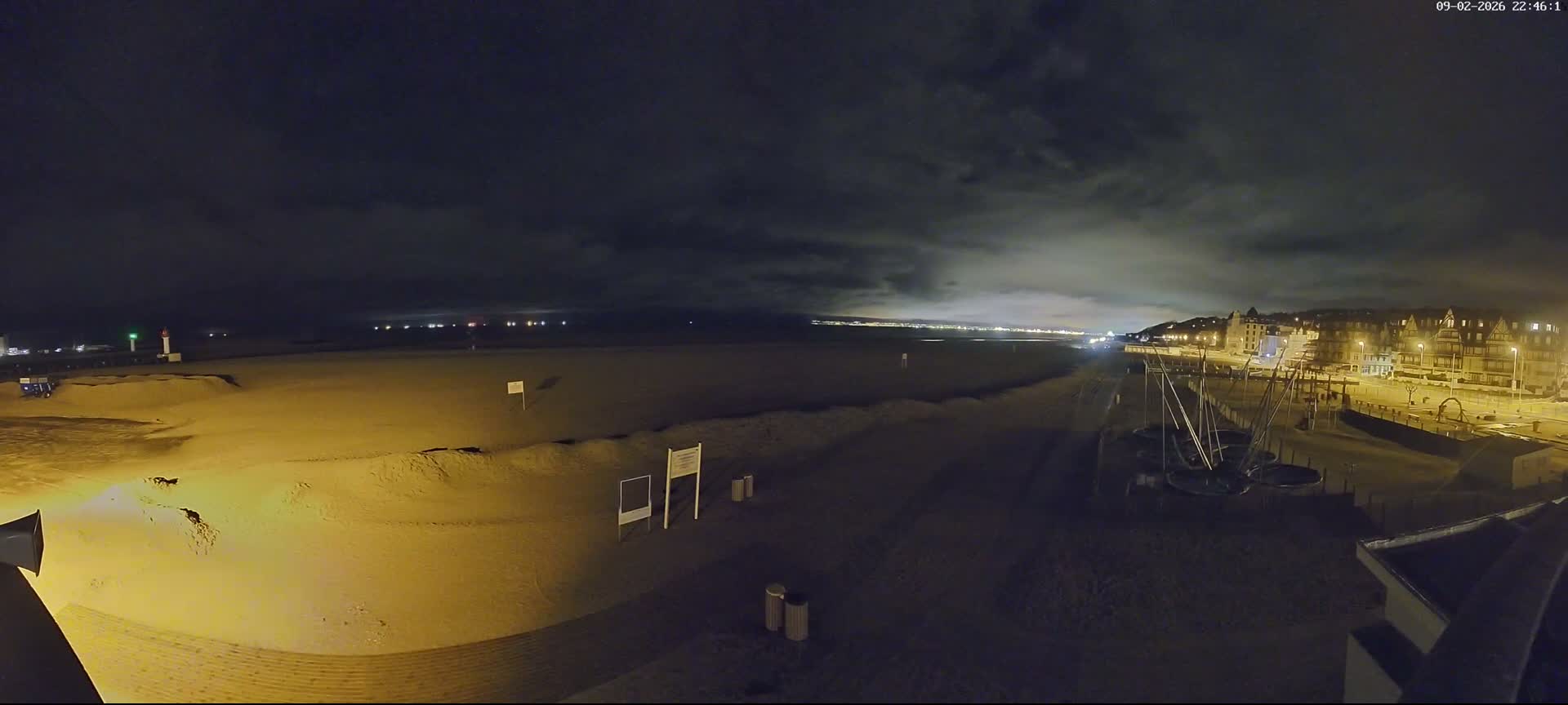 Trouville-sur-Mer, Grande Plage deTrouville Beach Live Cam - Lisieux, Calvados, Normandie, France