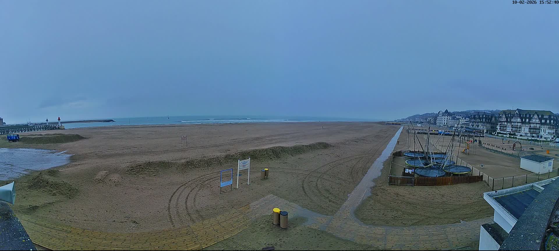 Trouville-sur-Mer, Grande Plage deTrouville Beach Live Cam - Lisieux, Calvados, Normandie, France