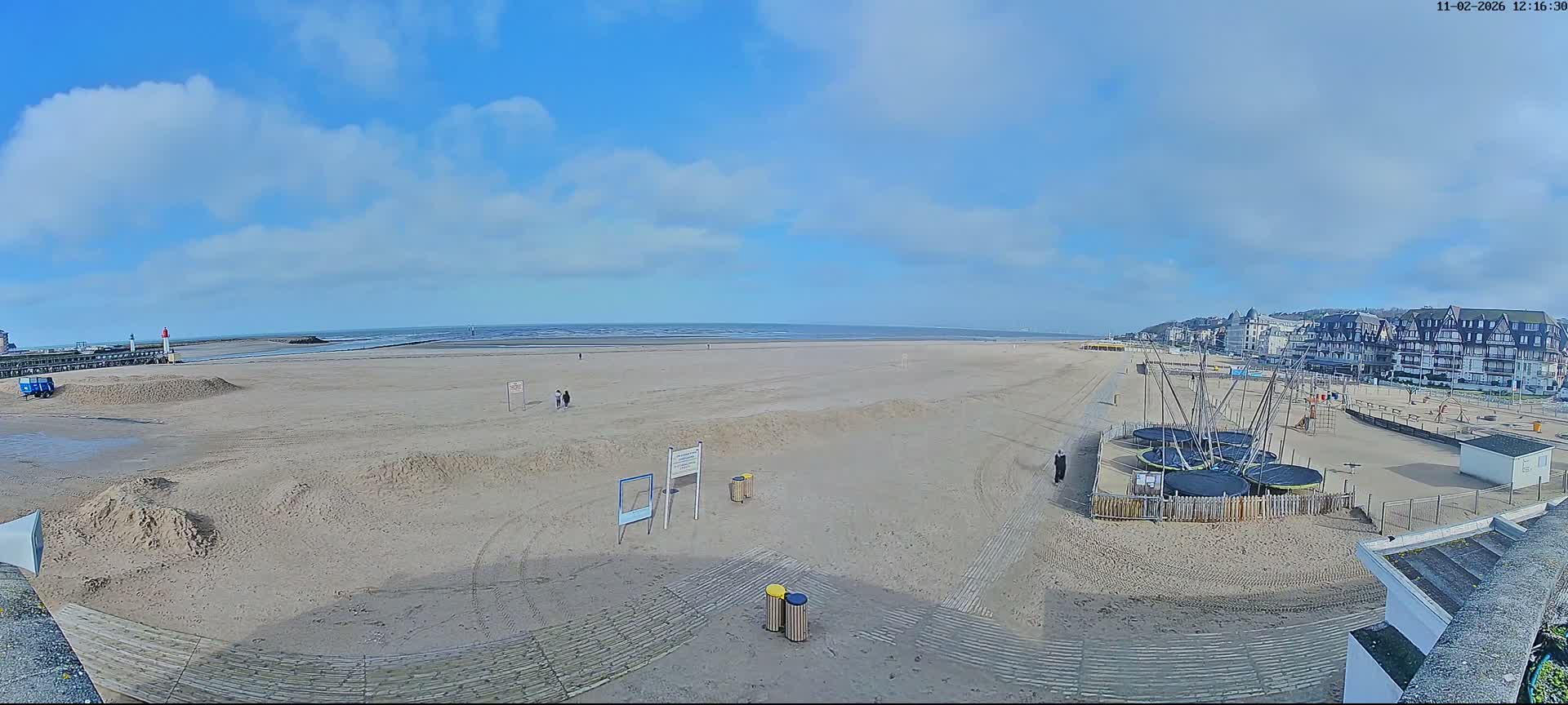 Trouville-sur-Mer, Grande Plage deTrouville Beach Live Cam - Lisieux, Calvados, Normandie, France