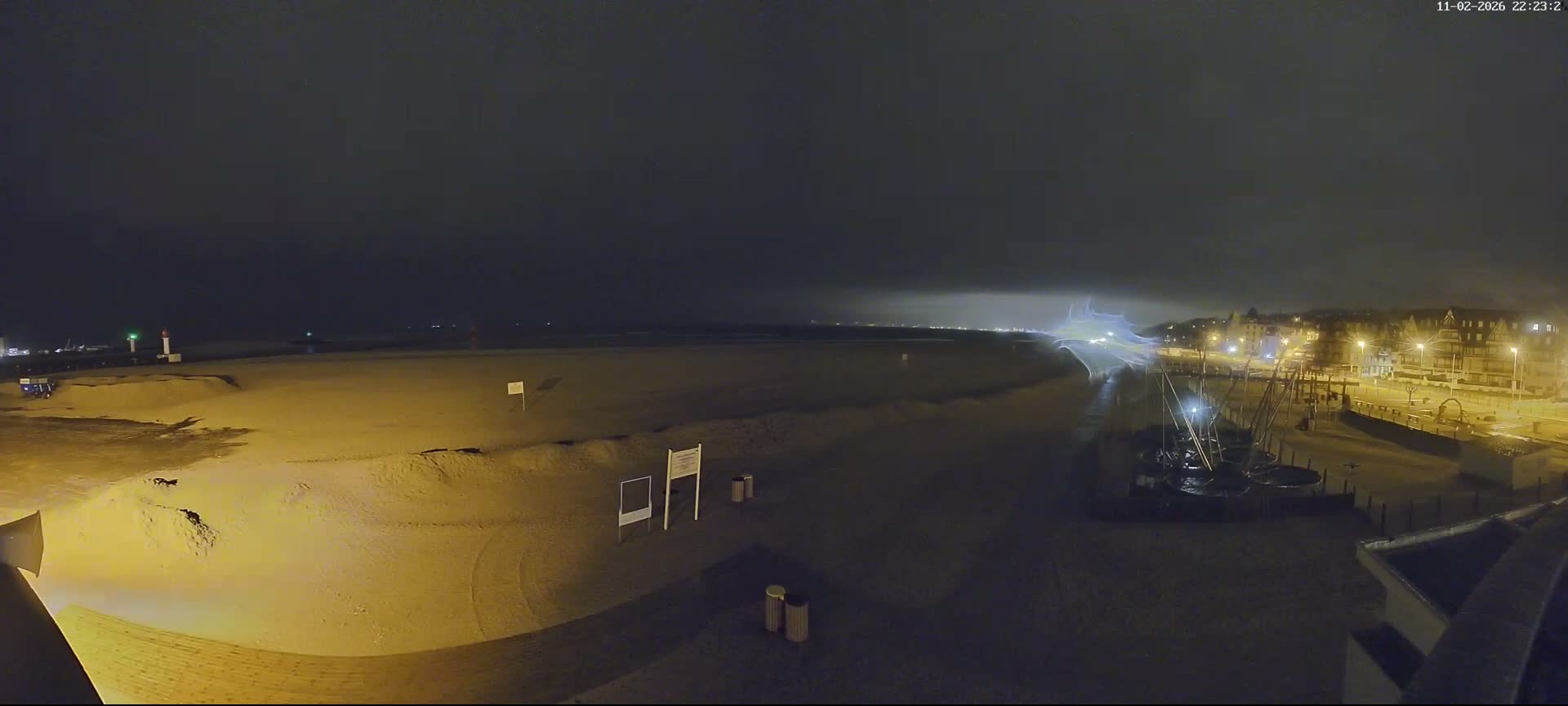Trouville-sur-Mer, Grande Plage deTrouville Beach Live Cam - Lisieux, Calvados, Normandie, France