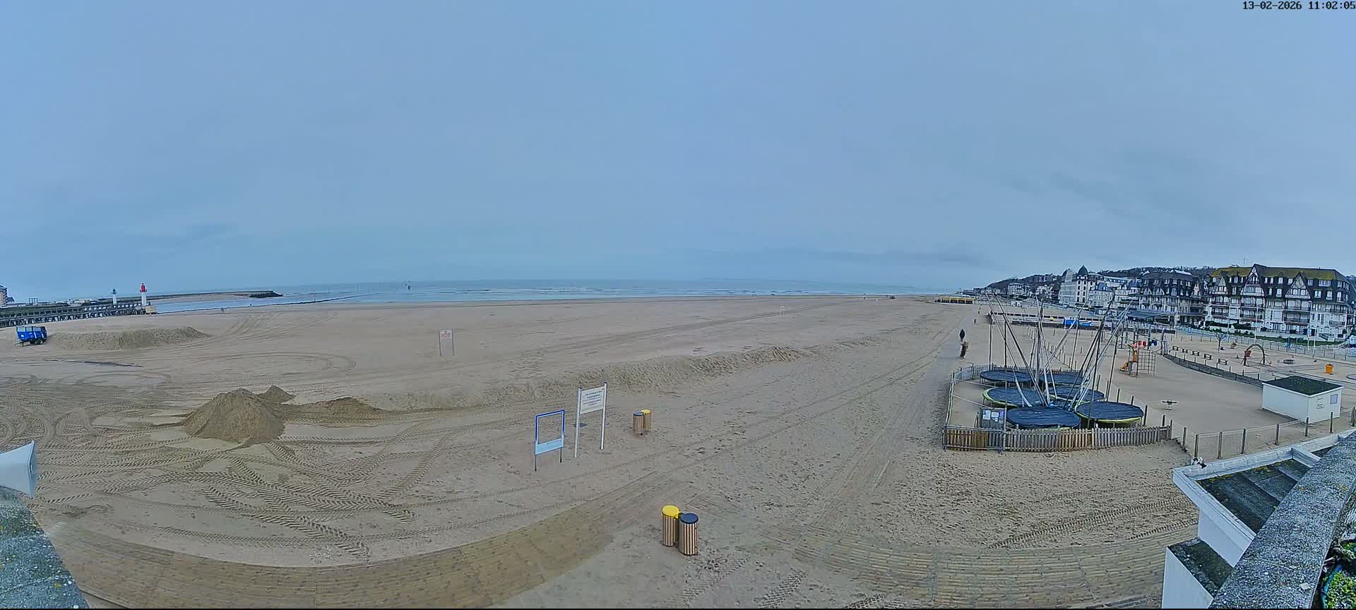 Trouville-sur-Mer, Grande Plage deTrouville Beach Live Cam - Lisieux, Calvados, Normandie, France