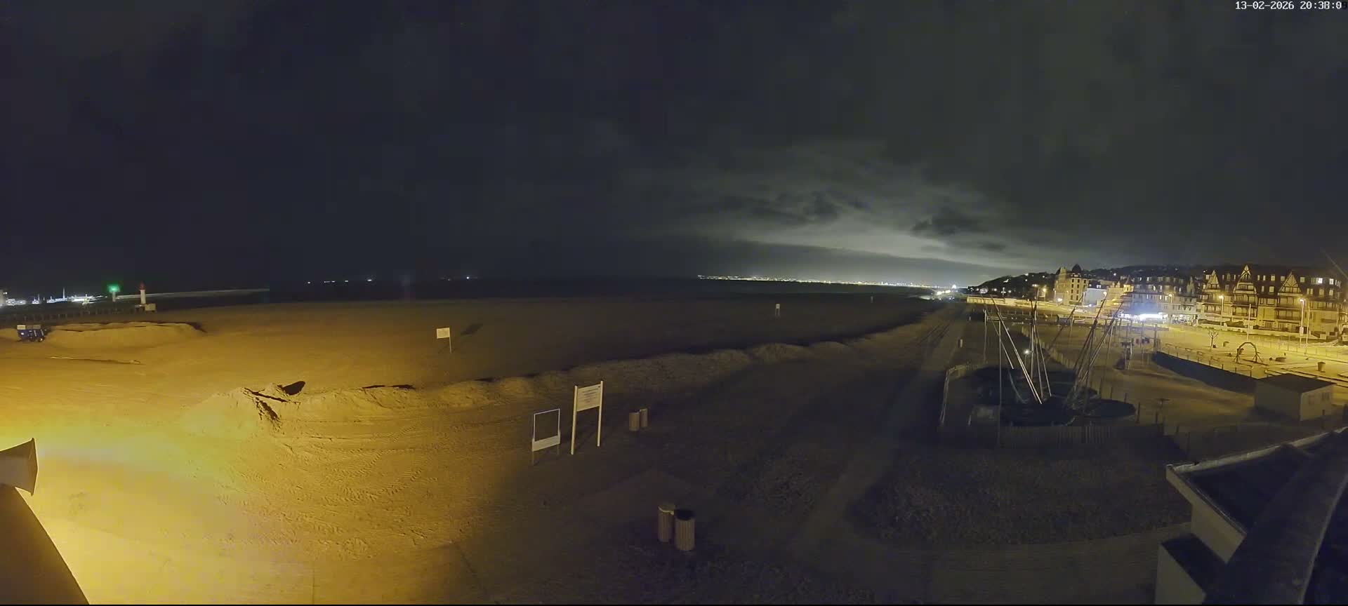 Trouville-sur-Mer, Grande Plage deTrouville Beach Live Cam - Lisieux, Calvados, Normandie, France