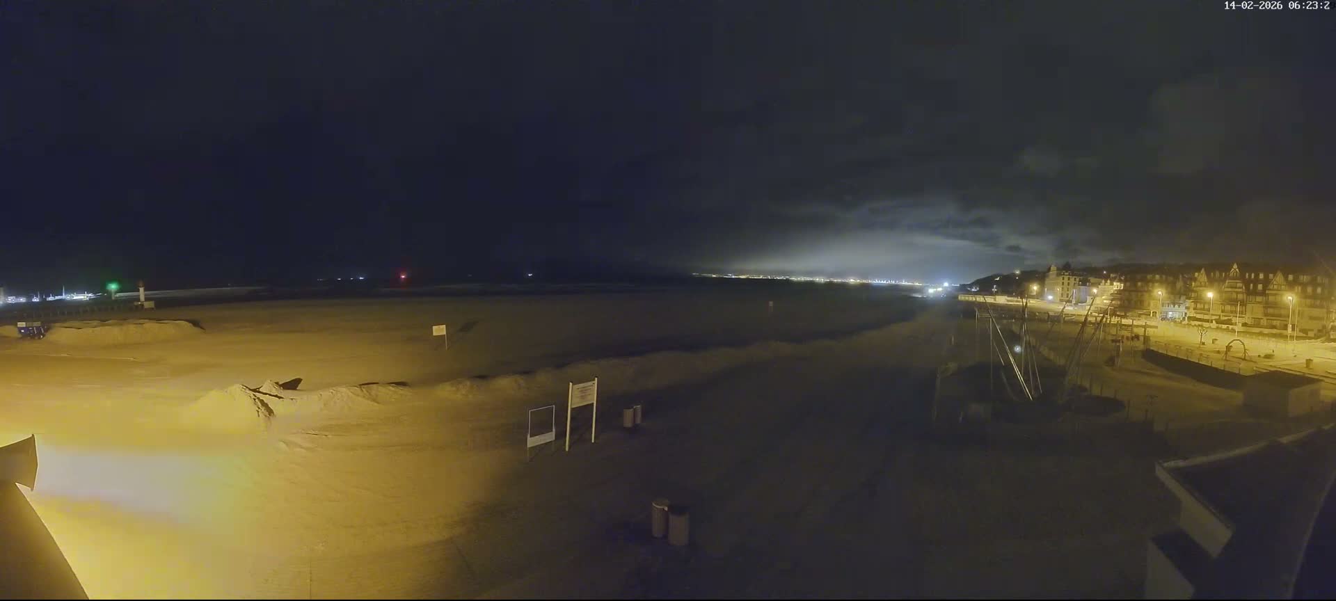 Trouville-sur-Mer, Grande Plage deTrouville Beach Live Cam - Lisieux, Calvados, Normandie, France