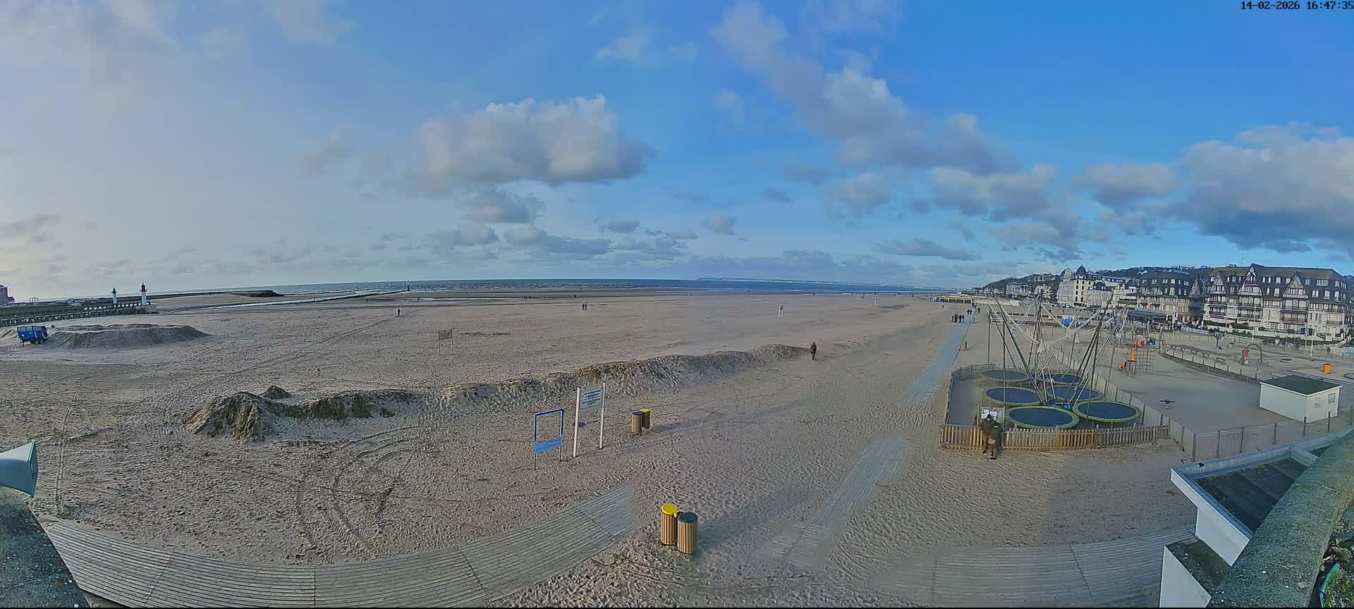Trouville-sur-Mer, Grande Plage deTrouville Beach Live Cam - Lisieux, Calvados, Normandie, France