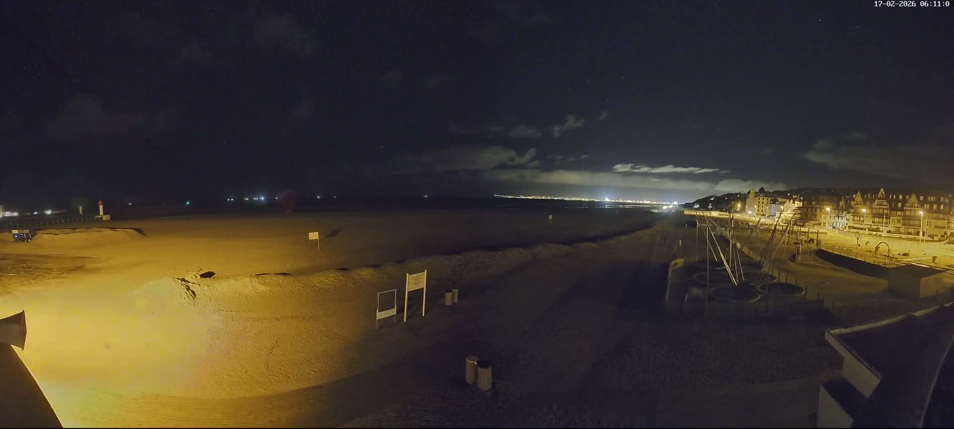 Trouville-sur-Mer, Grande Plage deTrouville Beach Live Cam - Lisieux, Calvados, Normandie, France