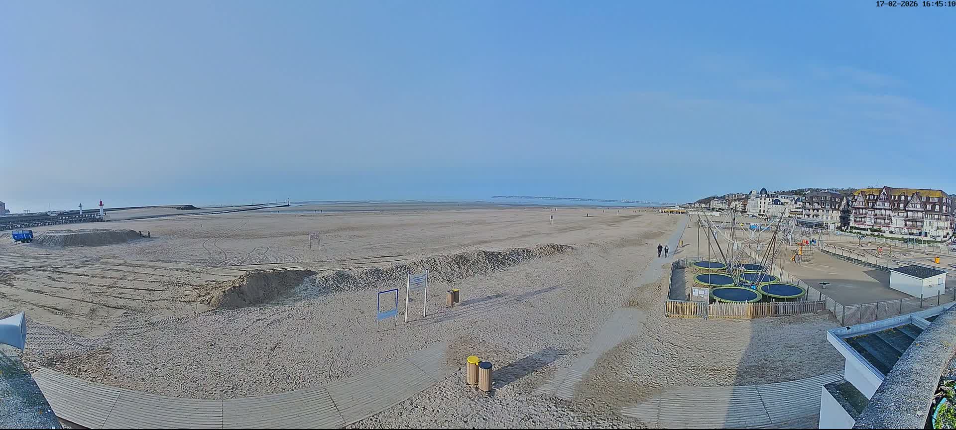 Trouville-sur-Mer, Grande Plage deTrouville Beach Live Cam - Lisieux, Calvados, Normandie, France