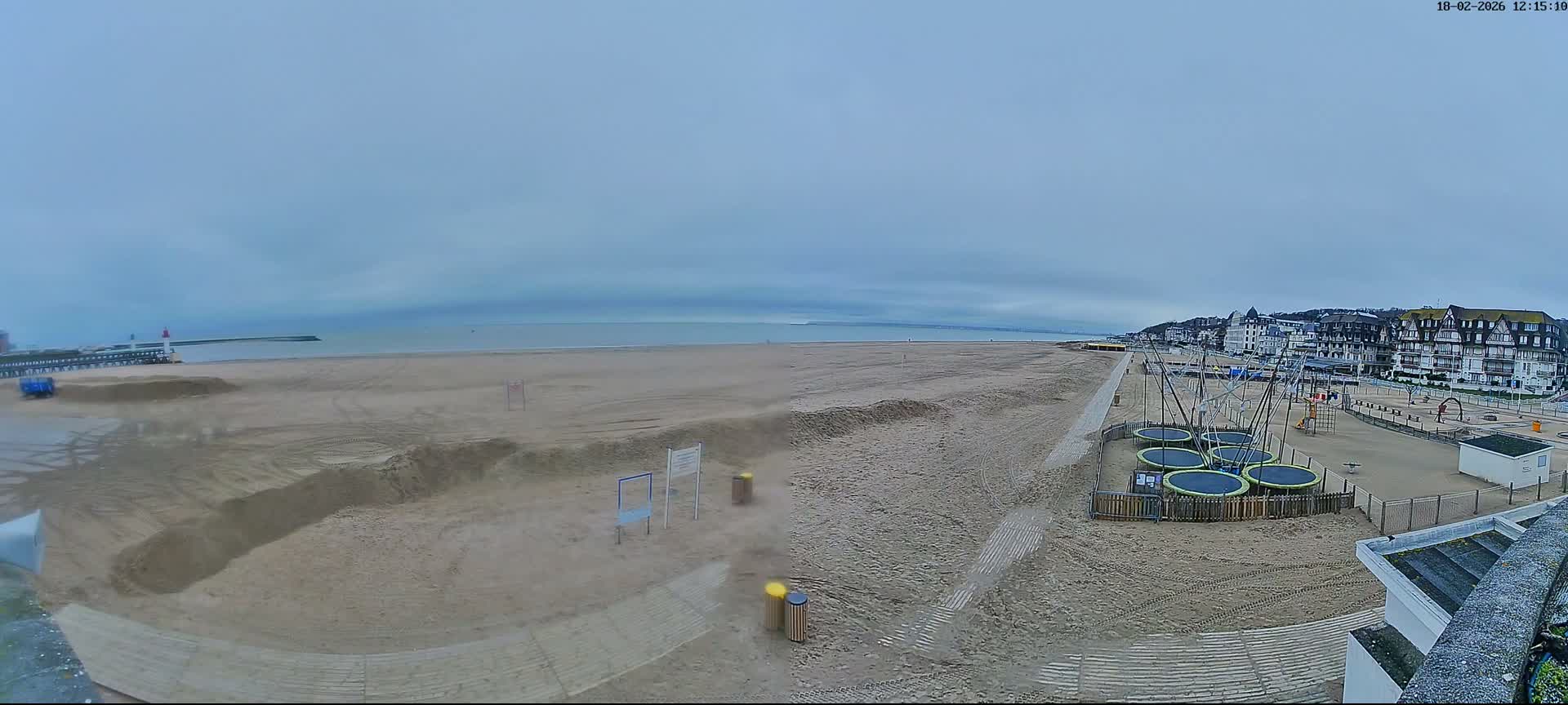 Trouville-sur-Mer, Grande Plage deTrouville Beach Live Cam - Lisieux, Calvados, Normandie, France