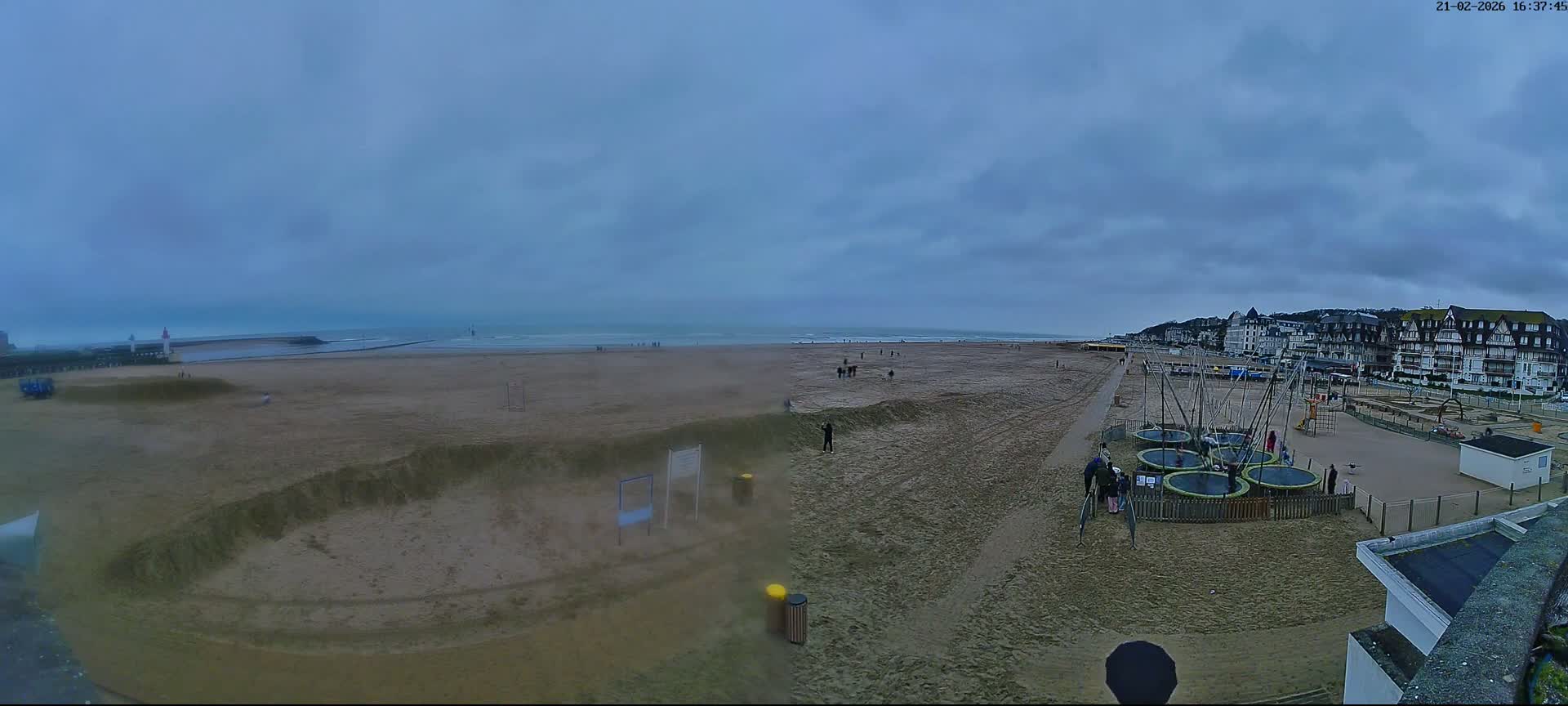 Trouville-sur-Mer, Grande Plage deTrouville Beach Live Cam - Lisieux, Calvados, Normandie, France