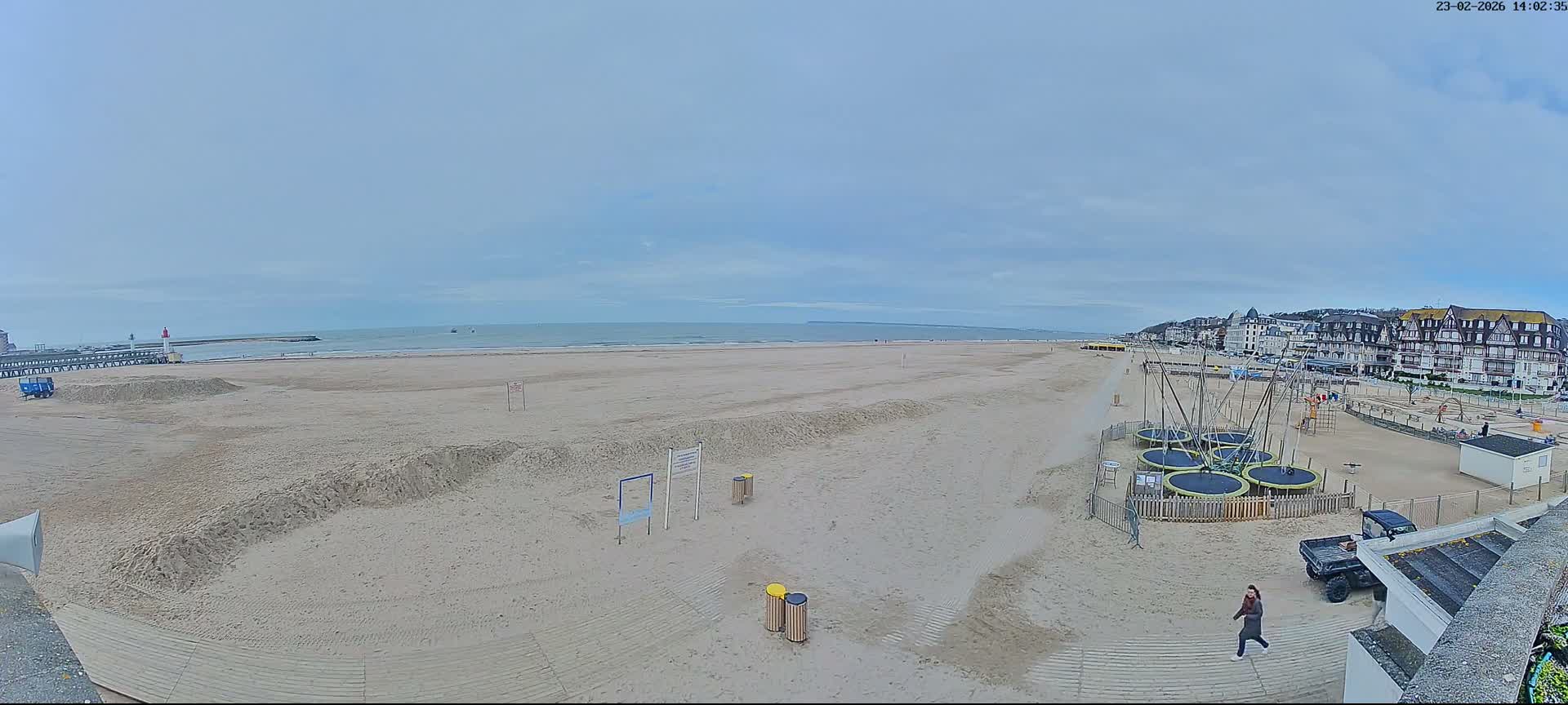 Trouville-sur-Mer, Grande Plage deTrouville Beach Live Cam - Lisieux, Calvados, Normandie, France