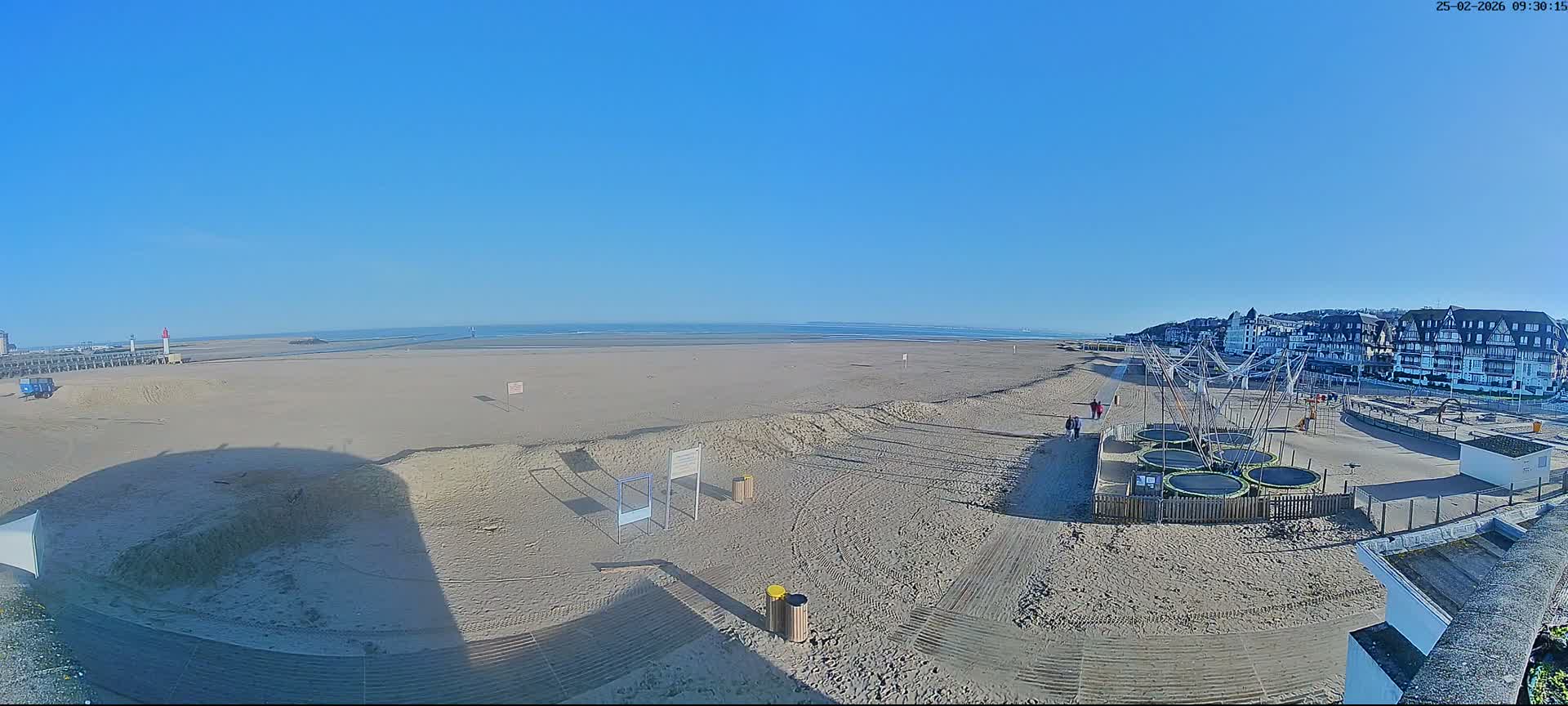 Trouville-sur-Mer, Grande Plage deTrouville Beach Live Cam - Lisieux, Calvados, Normandie, France