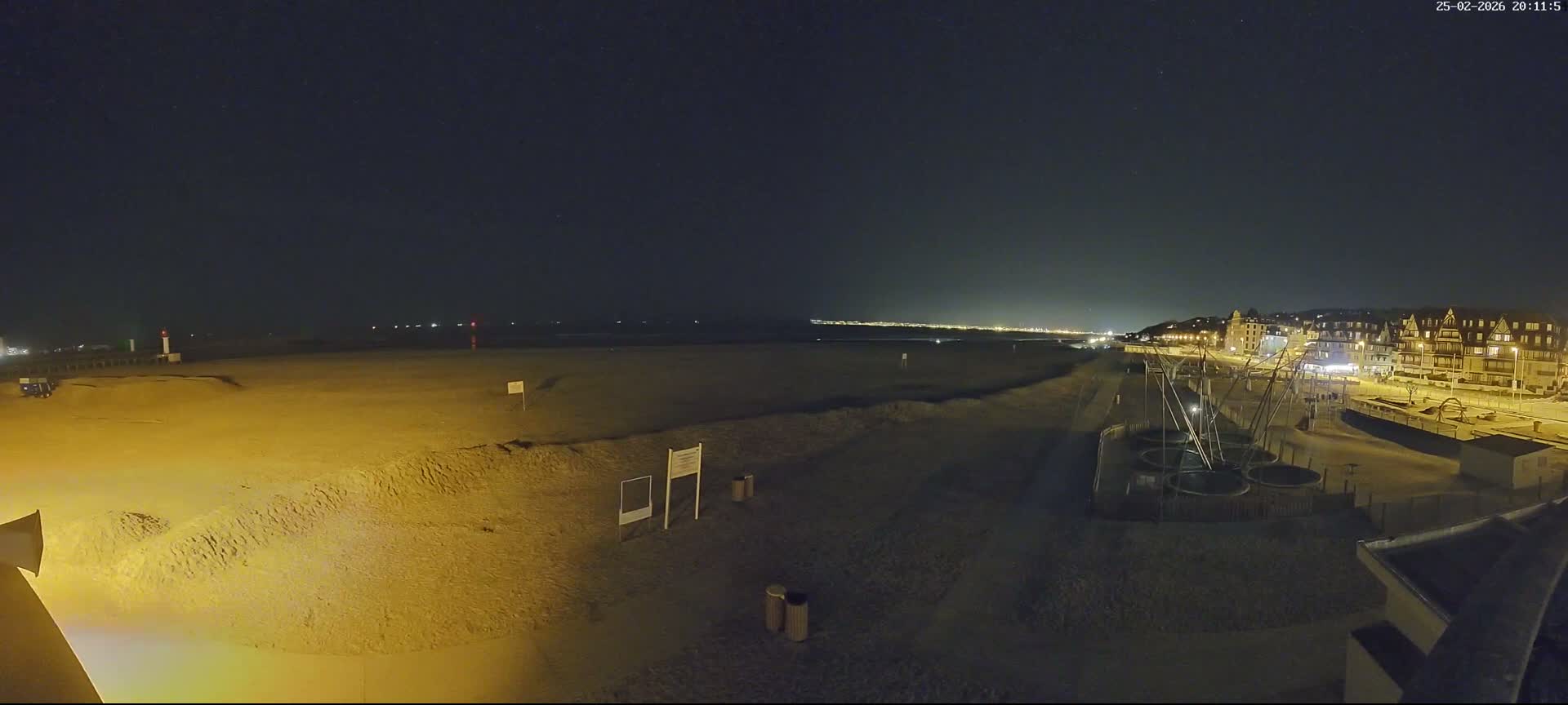 Trouville-sur-Mer, Grande Plage deTrouville Beach Live Cam - Lisieux, Calvados, Normandie, France