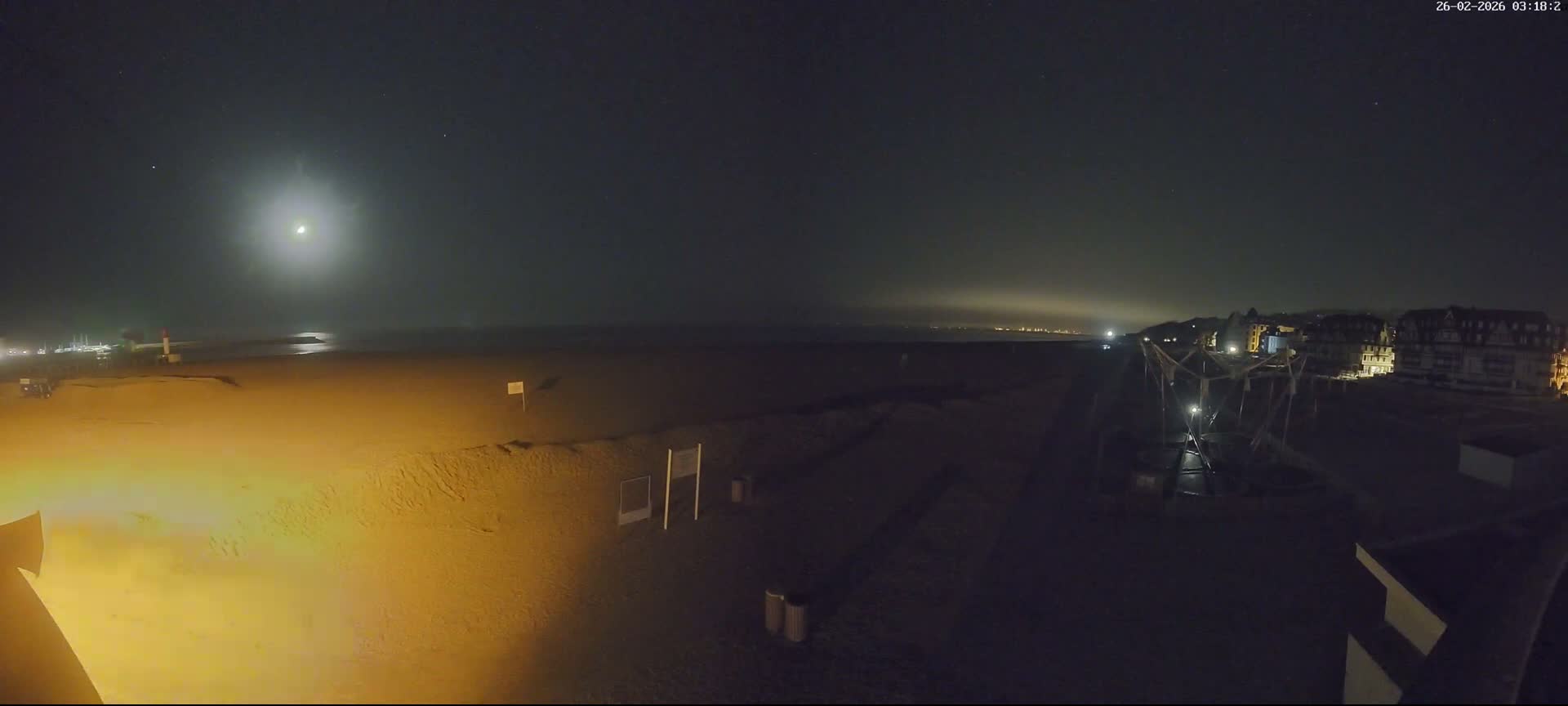 Trouville-sur-Mer, Grande Plage deTrouville Beach Live Cam - Lisieux, Calvados, Normandie, France