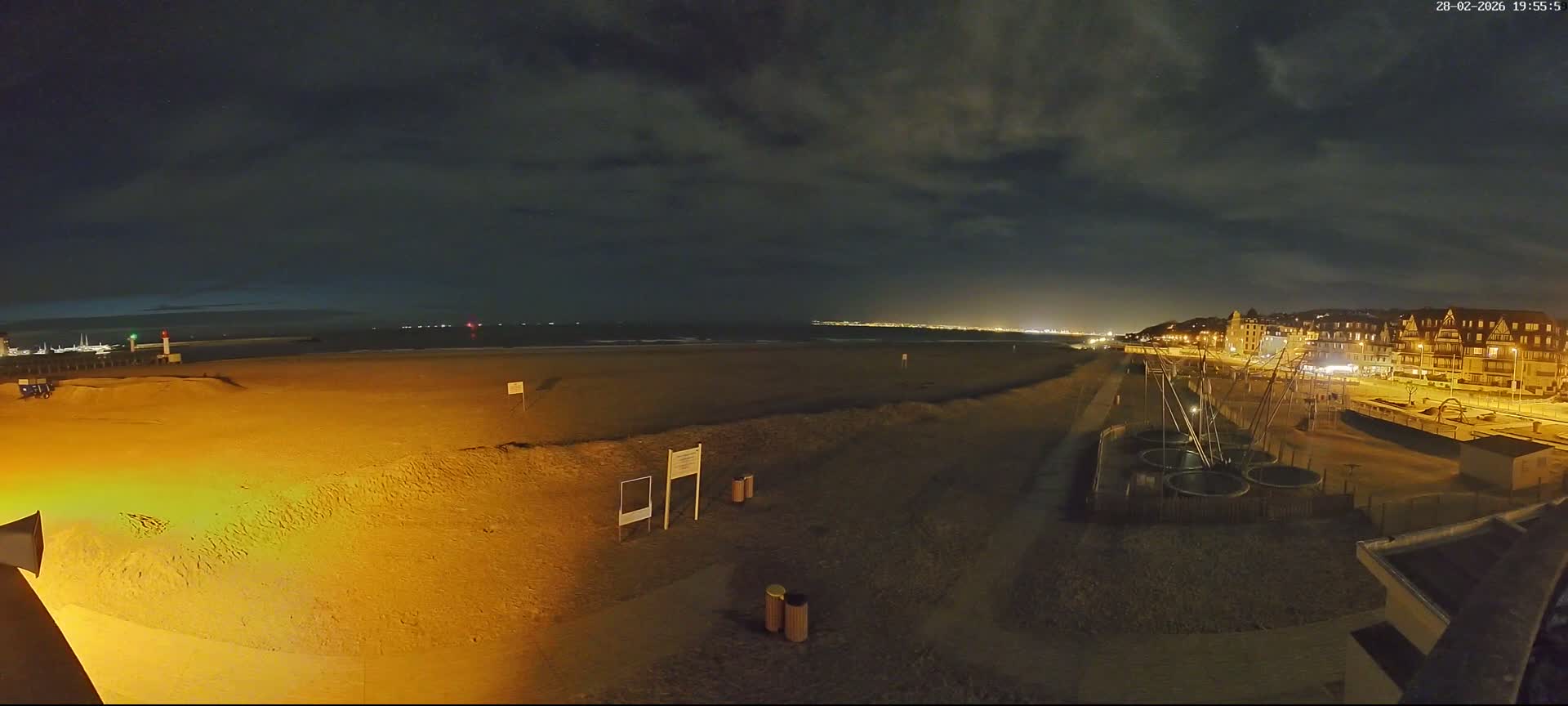 Trouville-sur-Mer, Grande Plage deTrouville Beach Live Cam - Lisieux, Calvados, Normandie, France