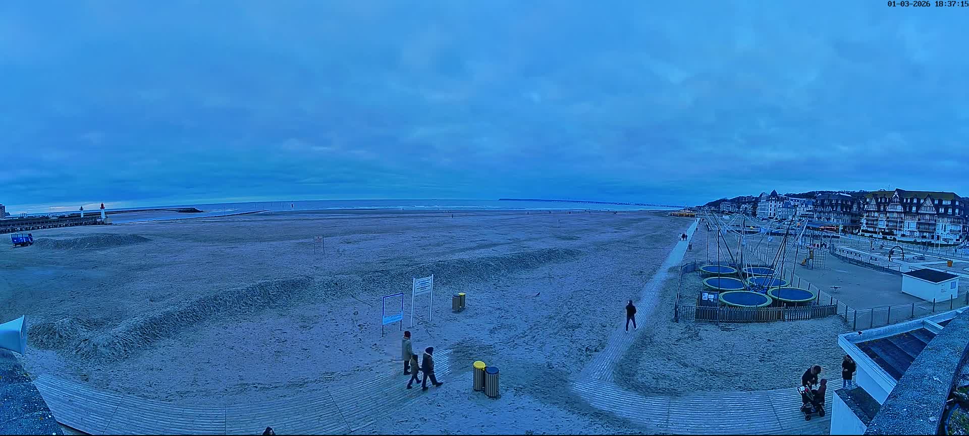 Trouville-sur-Mer, Grande Plage deTrouville Beach Live Cam - Lisieux, Calvados, Normandie, France
