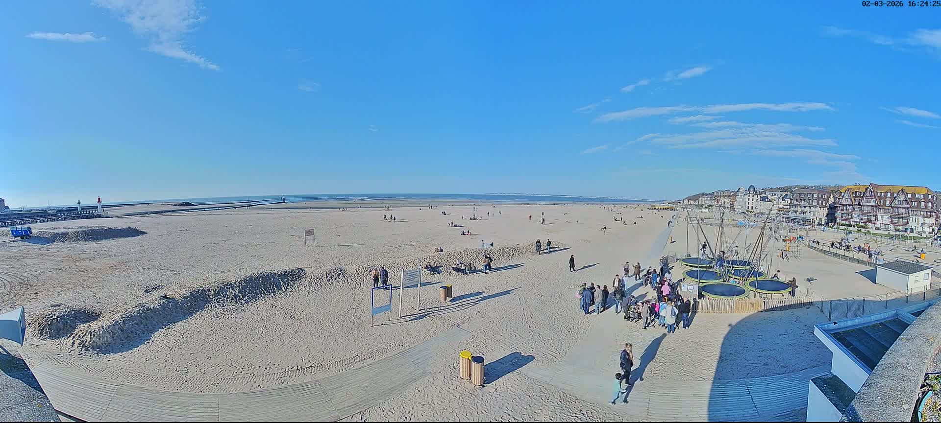 Trouville-sur-Mer, Grande Plage deTrouville Beach Live Cam - Lisieux, Calvados, Normandie, France