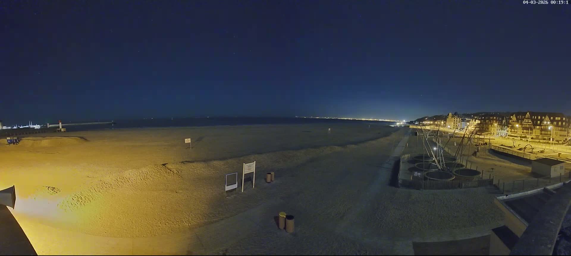 Trouville-sur-Mer, Grande Plage deTrouville Beach Live Cam - Lisieux, Calvados, Normandie, France