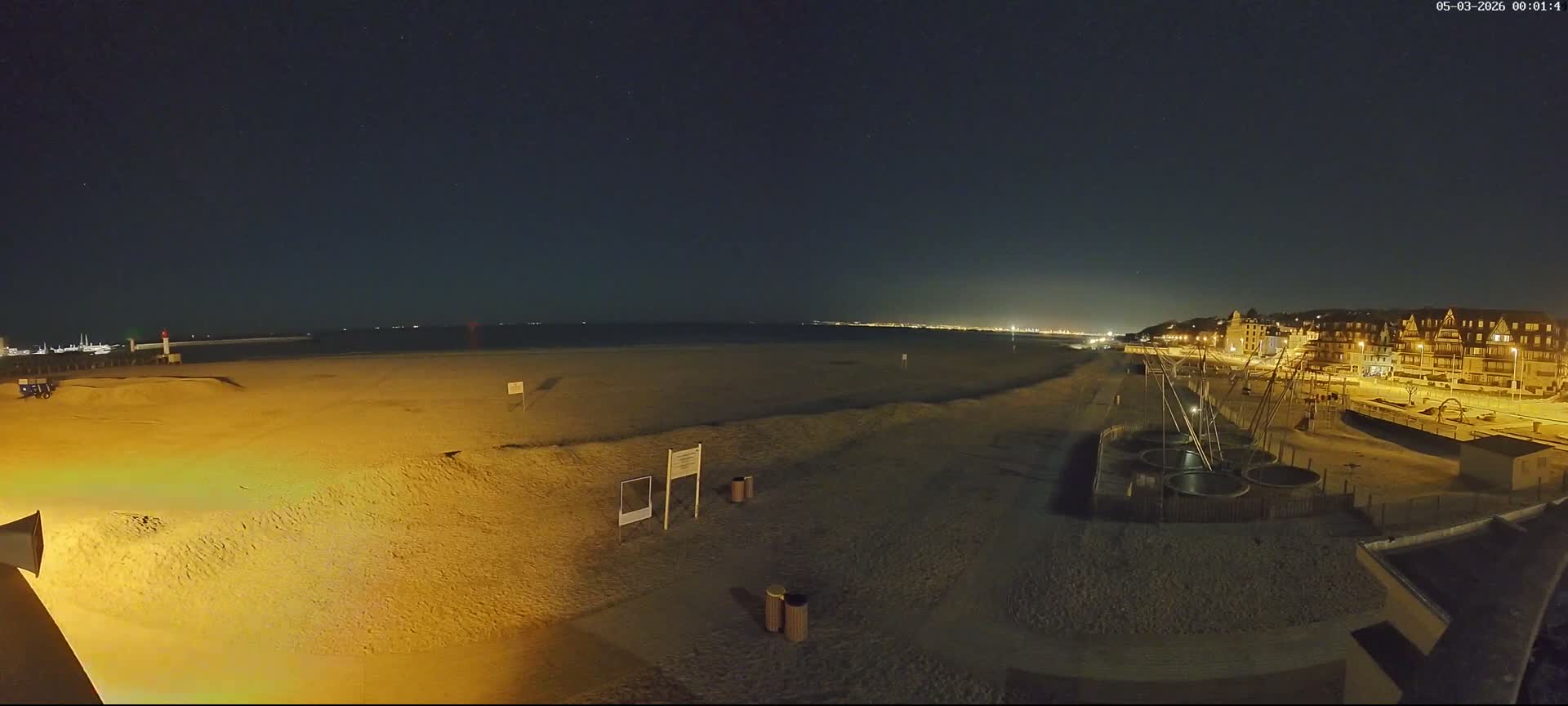Trouville-sur-Mer, Grande Plage deTrouville Beach Live Cam - Lisieux, Calvados, Normandie, France